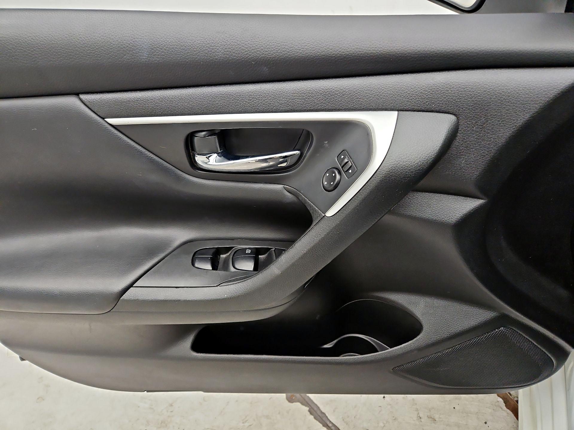 Thumbnail: 2016 Nissan Altima - 12