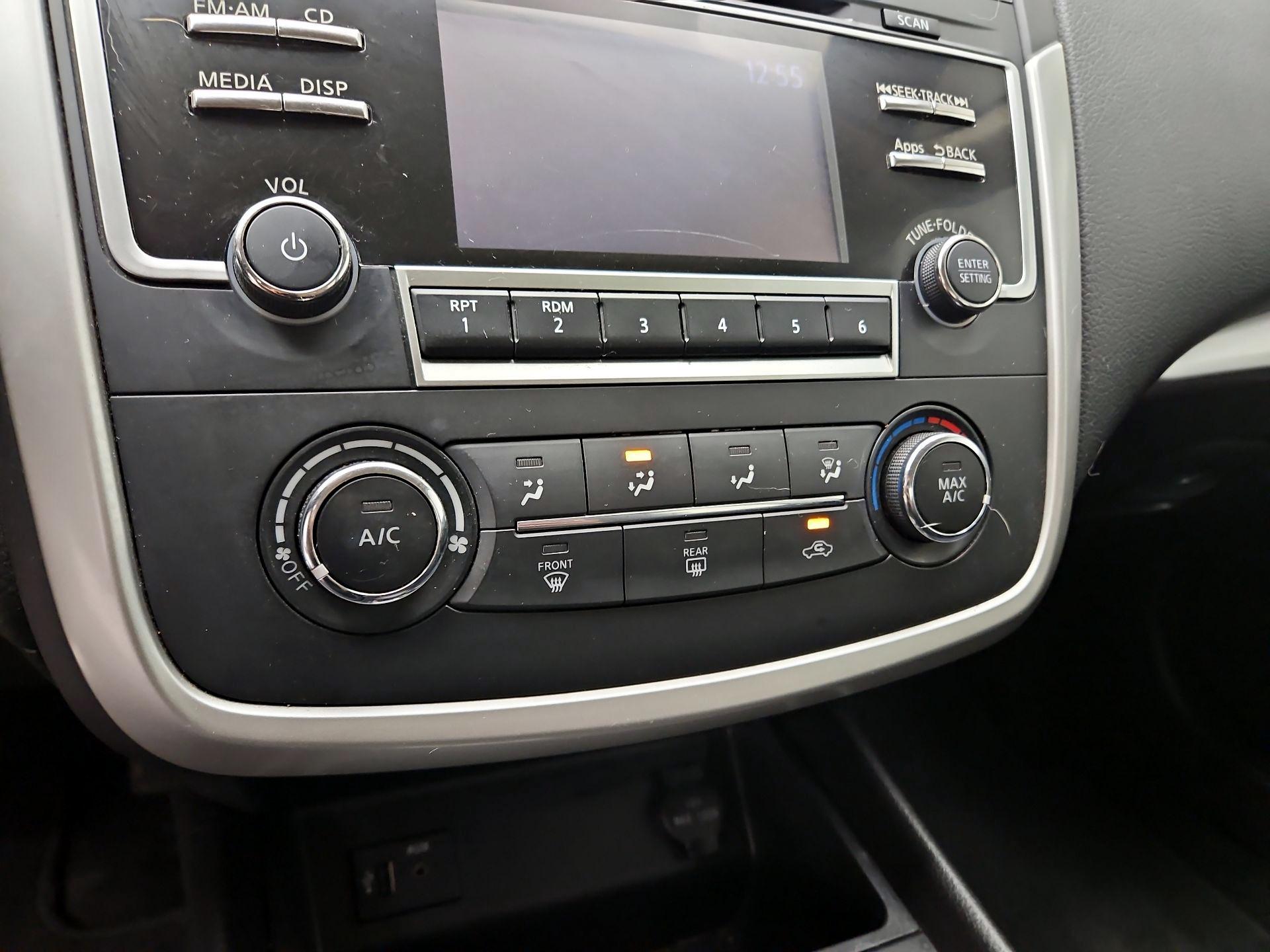 Thumbnail: 2016 Nissan Altima - 16