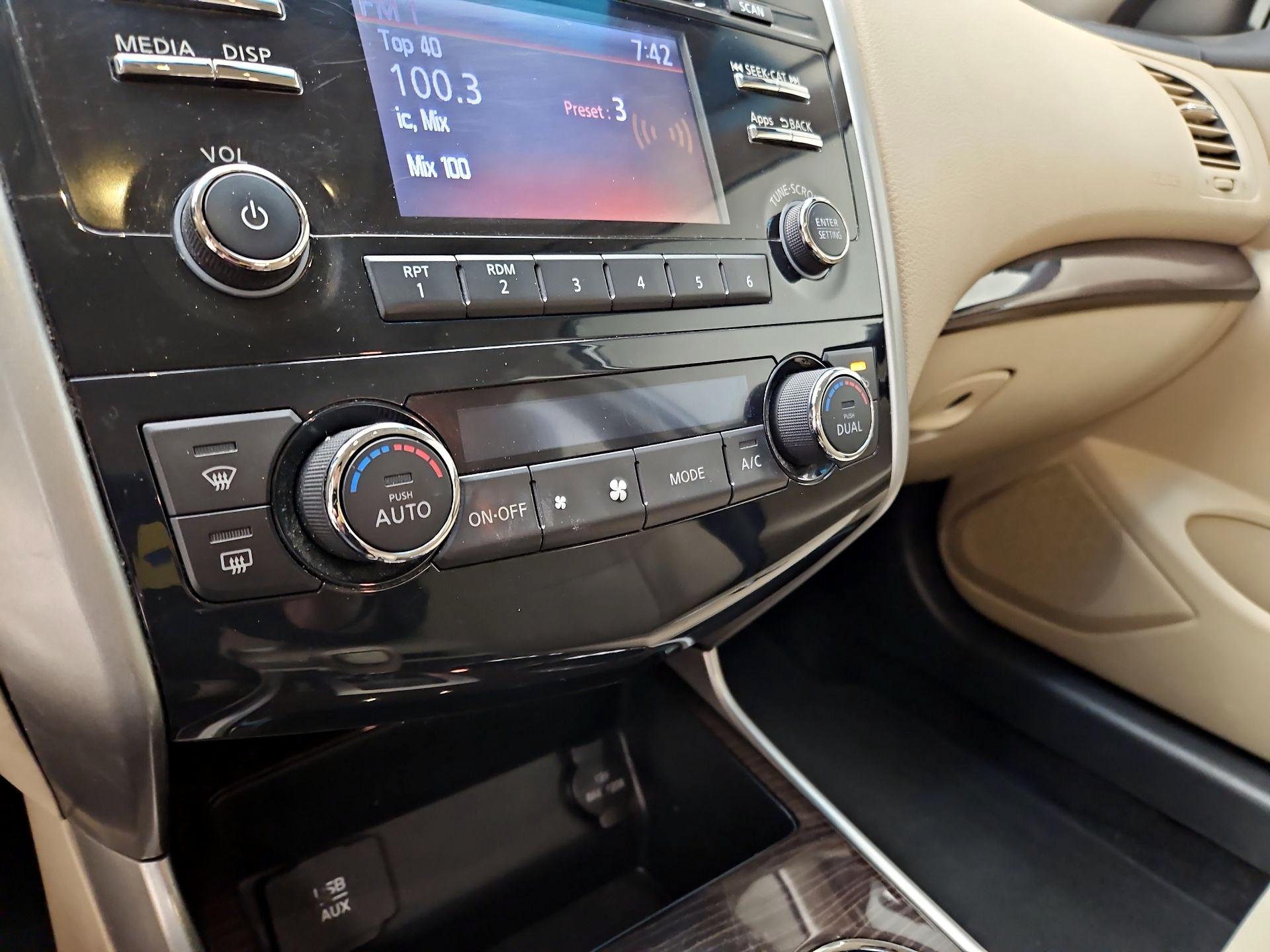 Thumbnail: 2015 Nissan Altima - 16