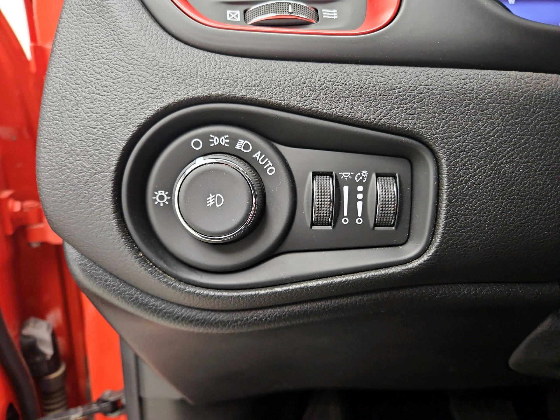 Thumbnail: 2016 Jeep Renegade - 13