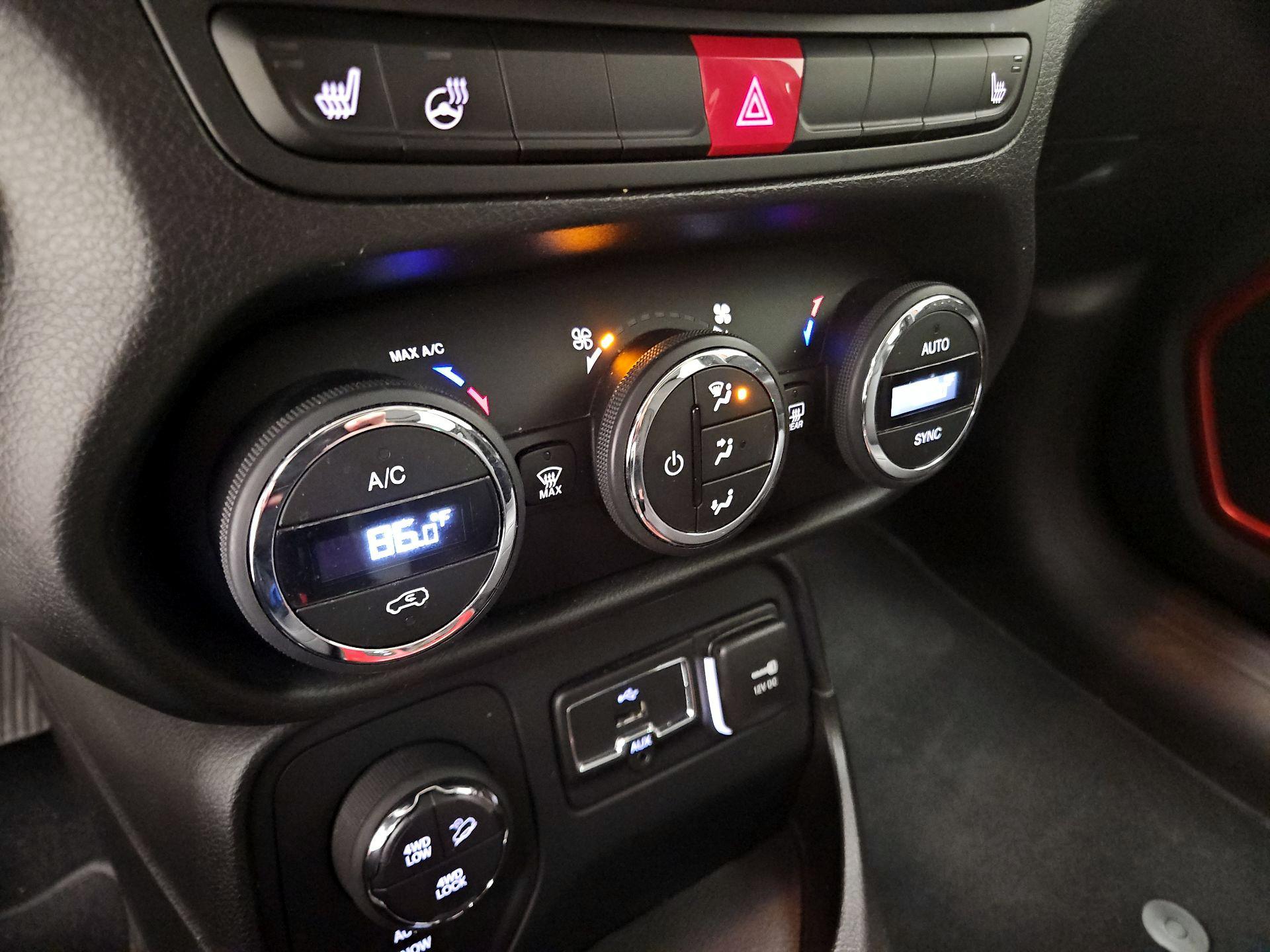 Thumbnail: 2016 Jeep Renegade - 17