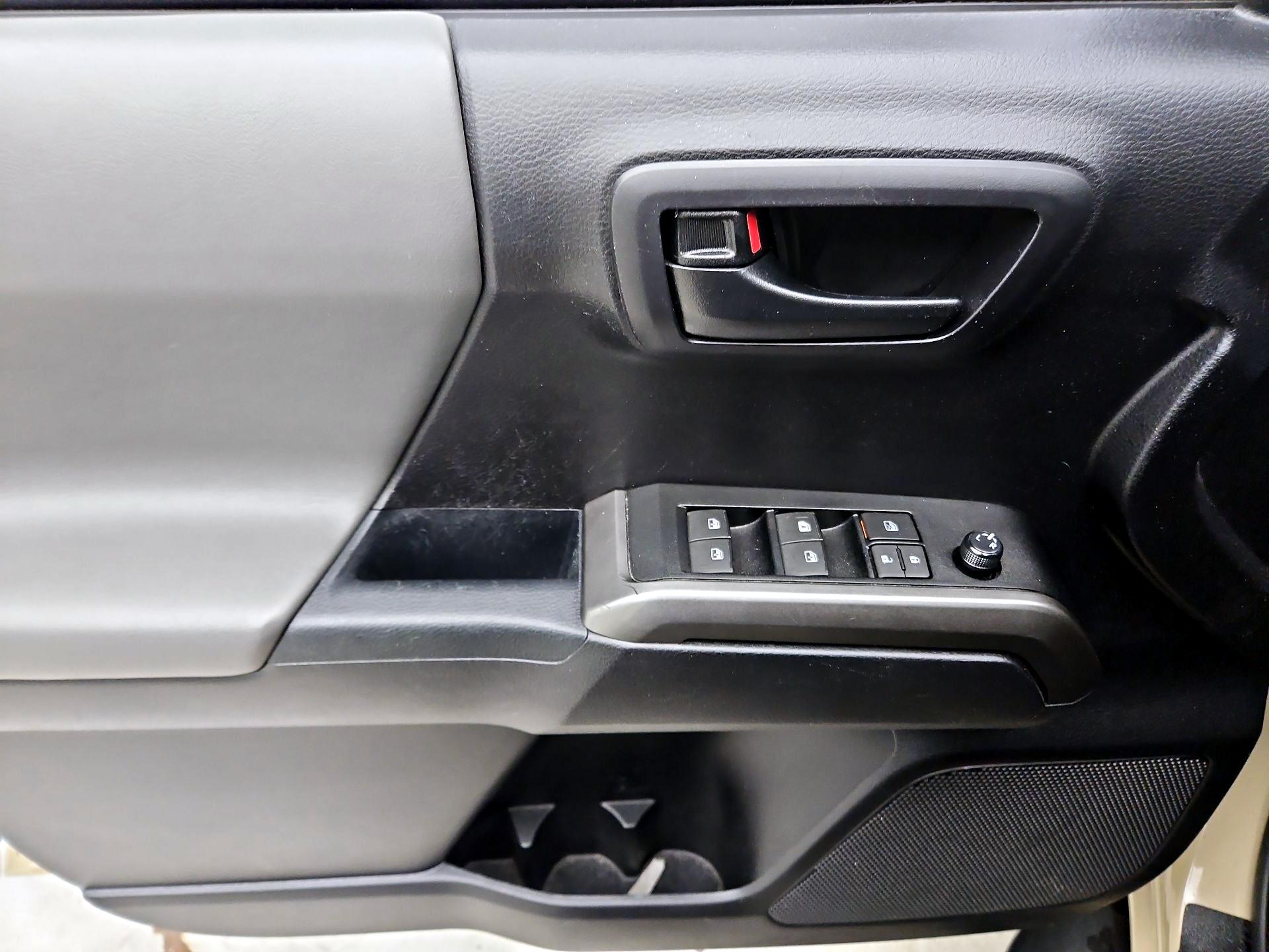 Thumbnail: 2020 Toyota Tacoma - 10