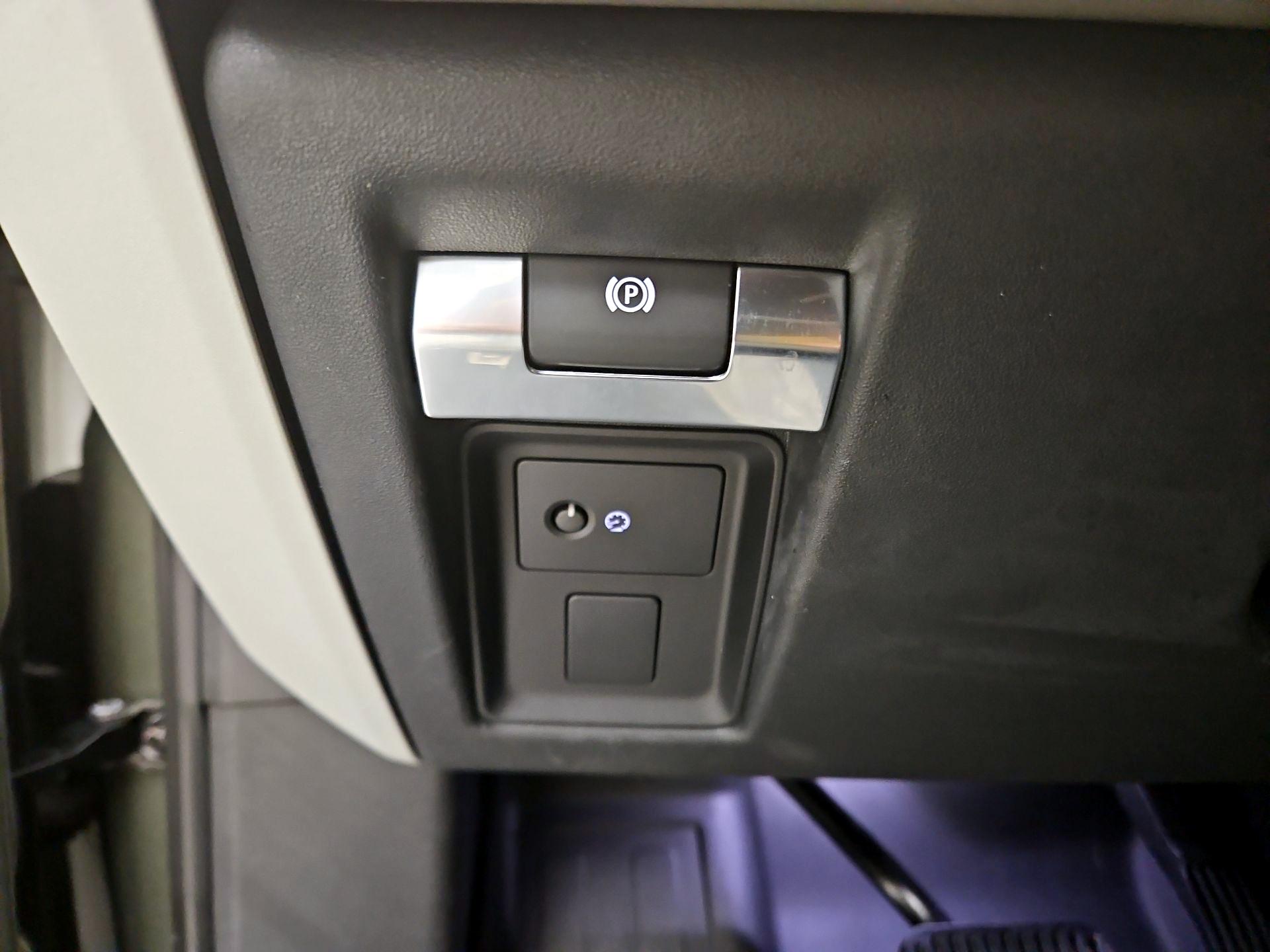 Thumbnail: 2021 Land Rover Defender - 11