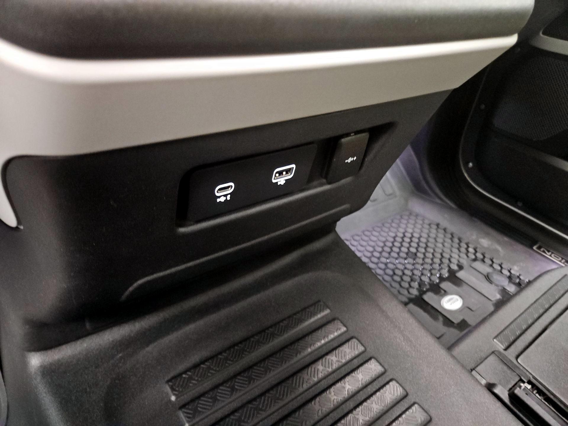 Thumbnail: 2021 Land Rover Defender - 17