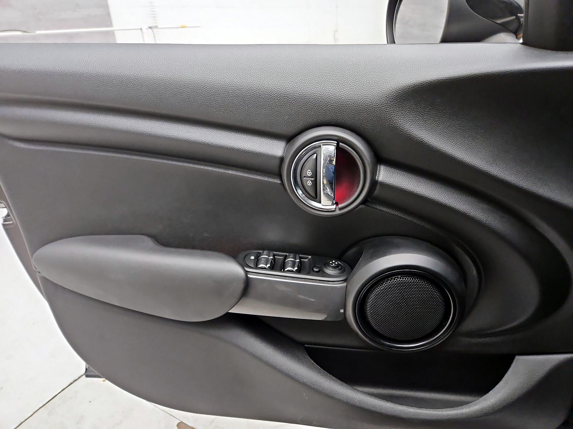 Thumbnail: 2016 MINI Cooper Hardtop - 10