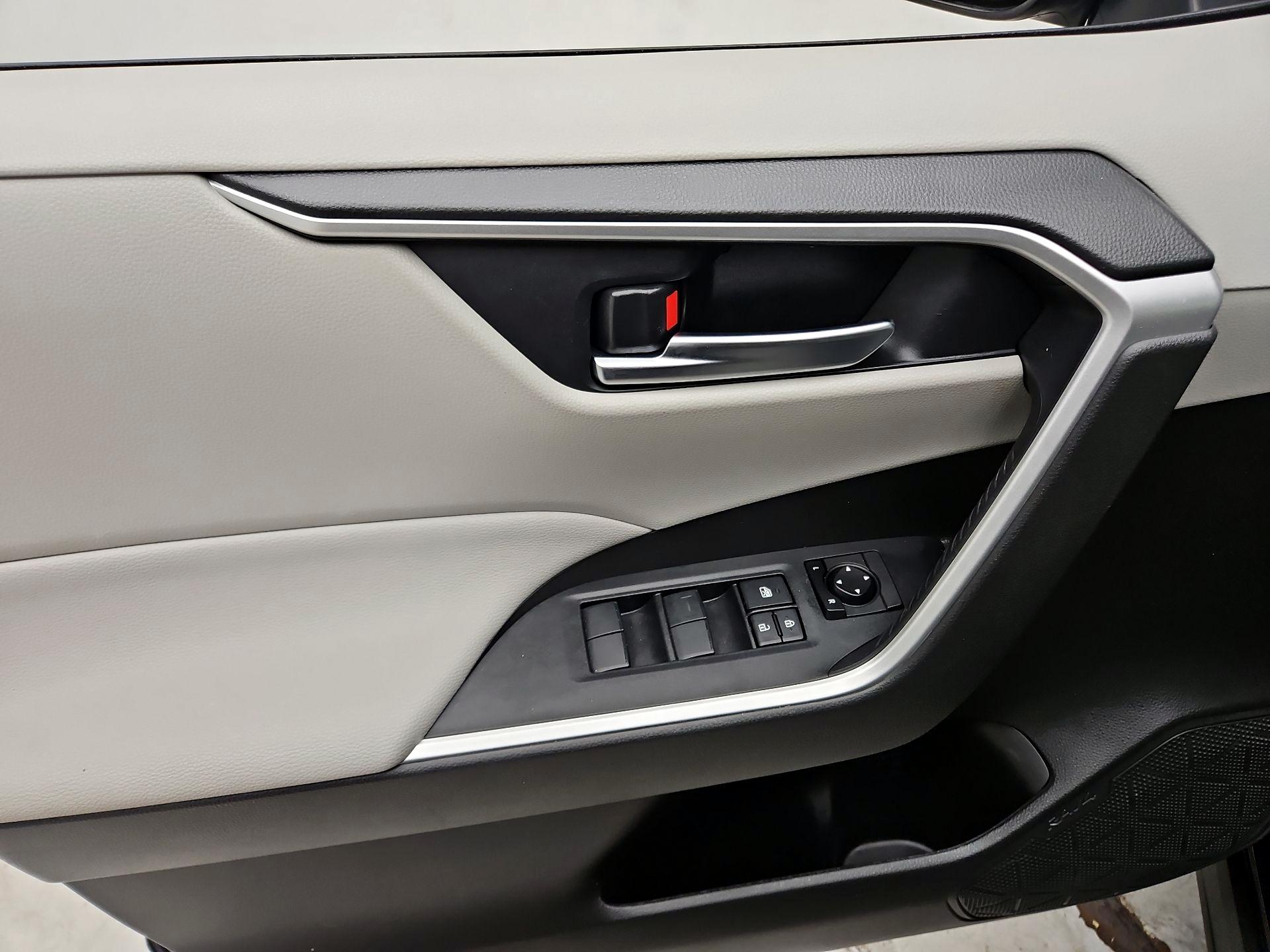 Thumbnail: 2020 Toyota RAV4 - 12