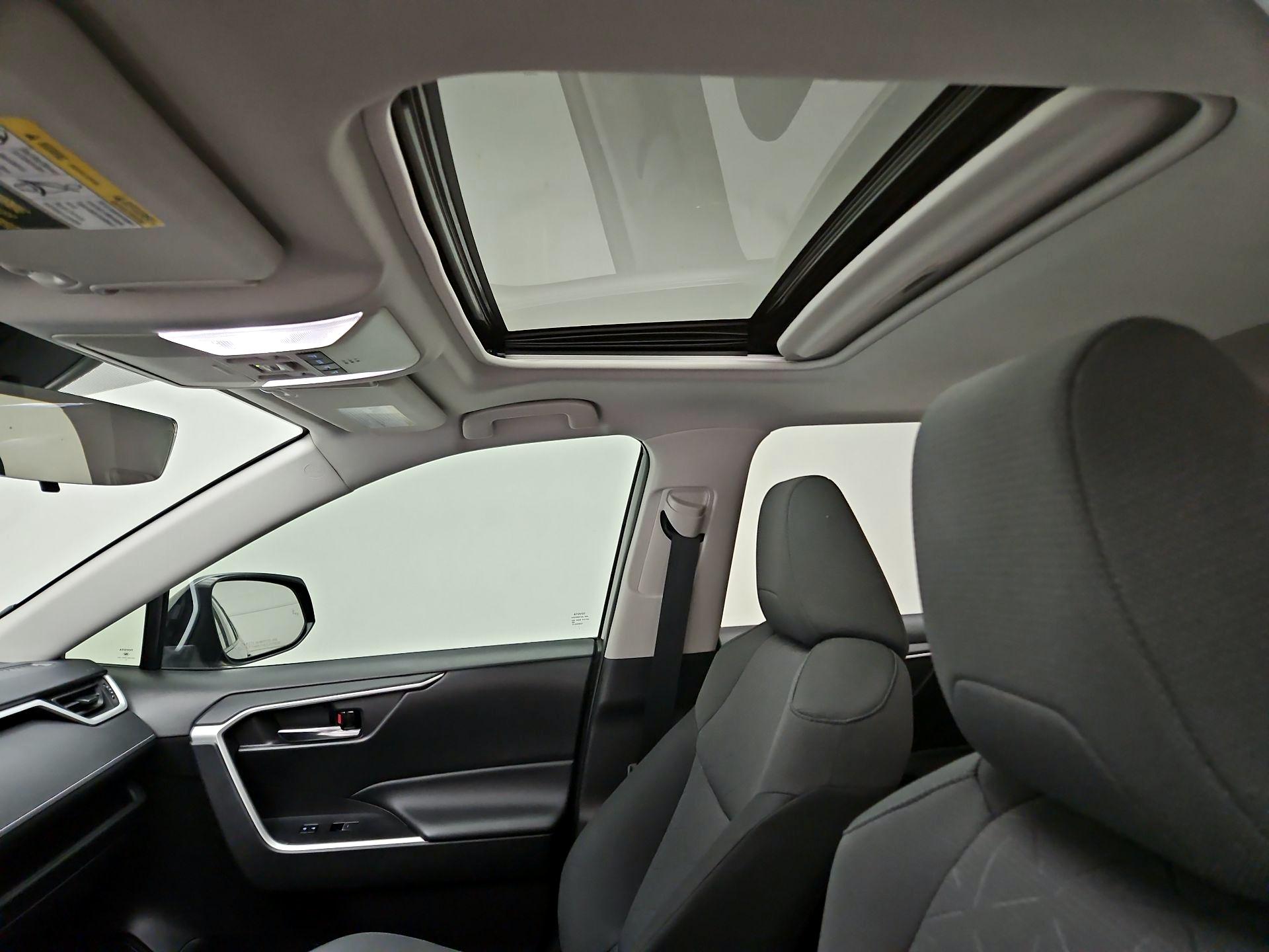 Thumbnail: 2022 Toyota RAV4 - 17