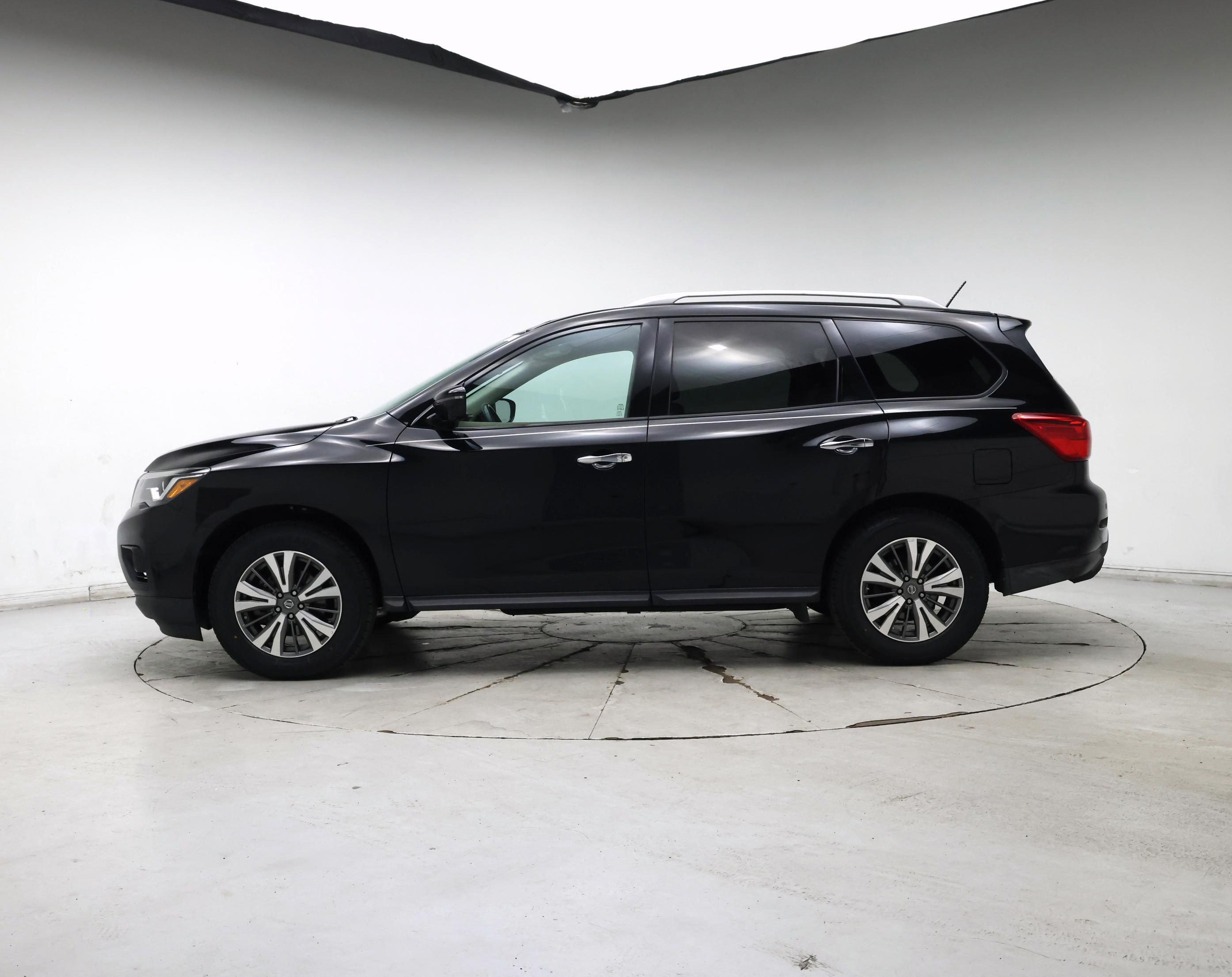 Thumbnail: 2017 Nissan Pathfinder - 3