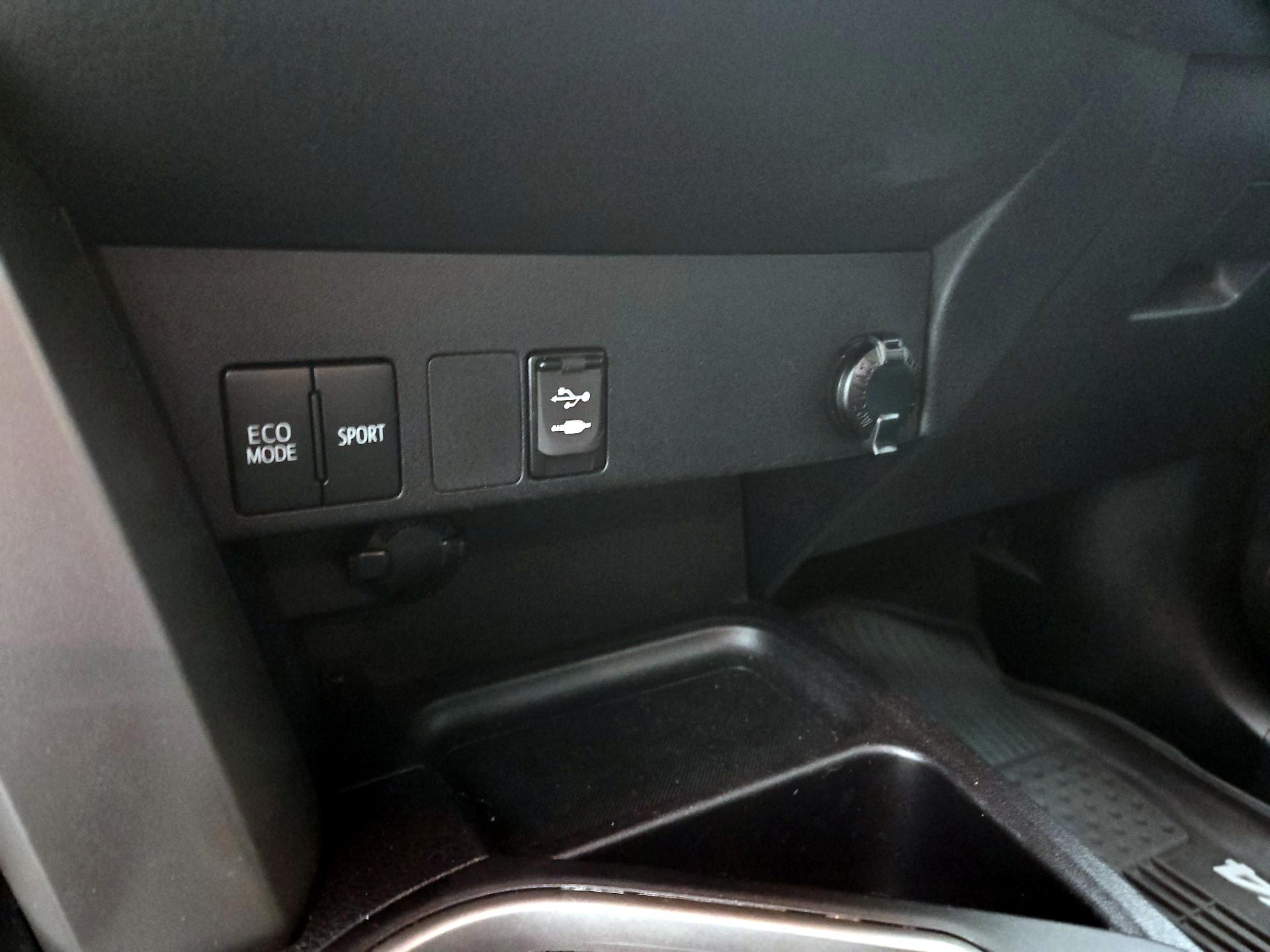 Thumbnail: 2018 Toyota RAV4 - 18