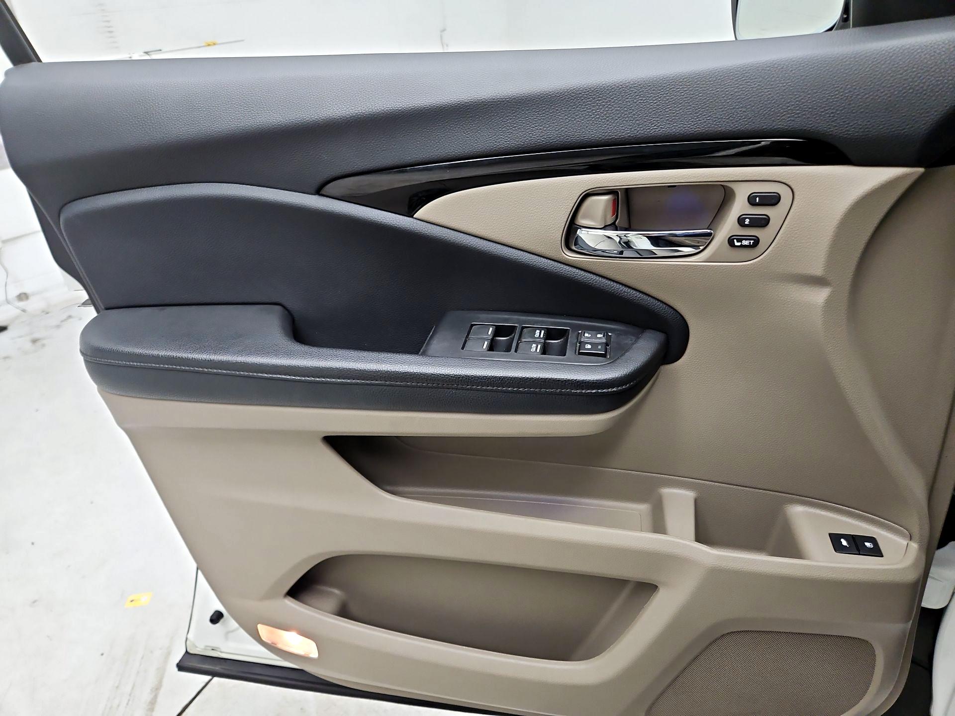 Thumbnail: 2019 Honda Pilot - 10