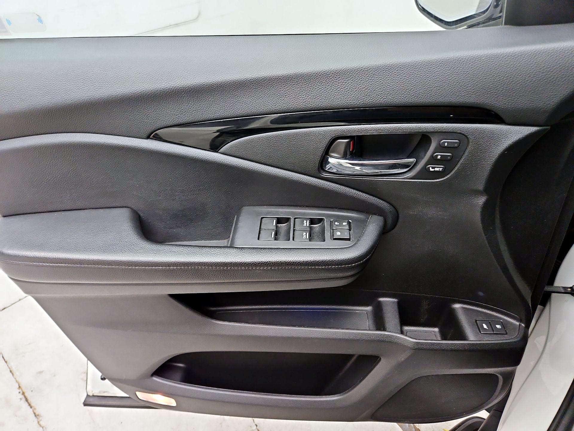 Thumbnail: 2019 Honda Pilot - 10