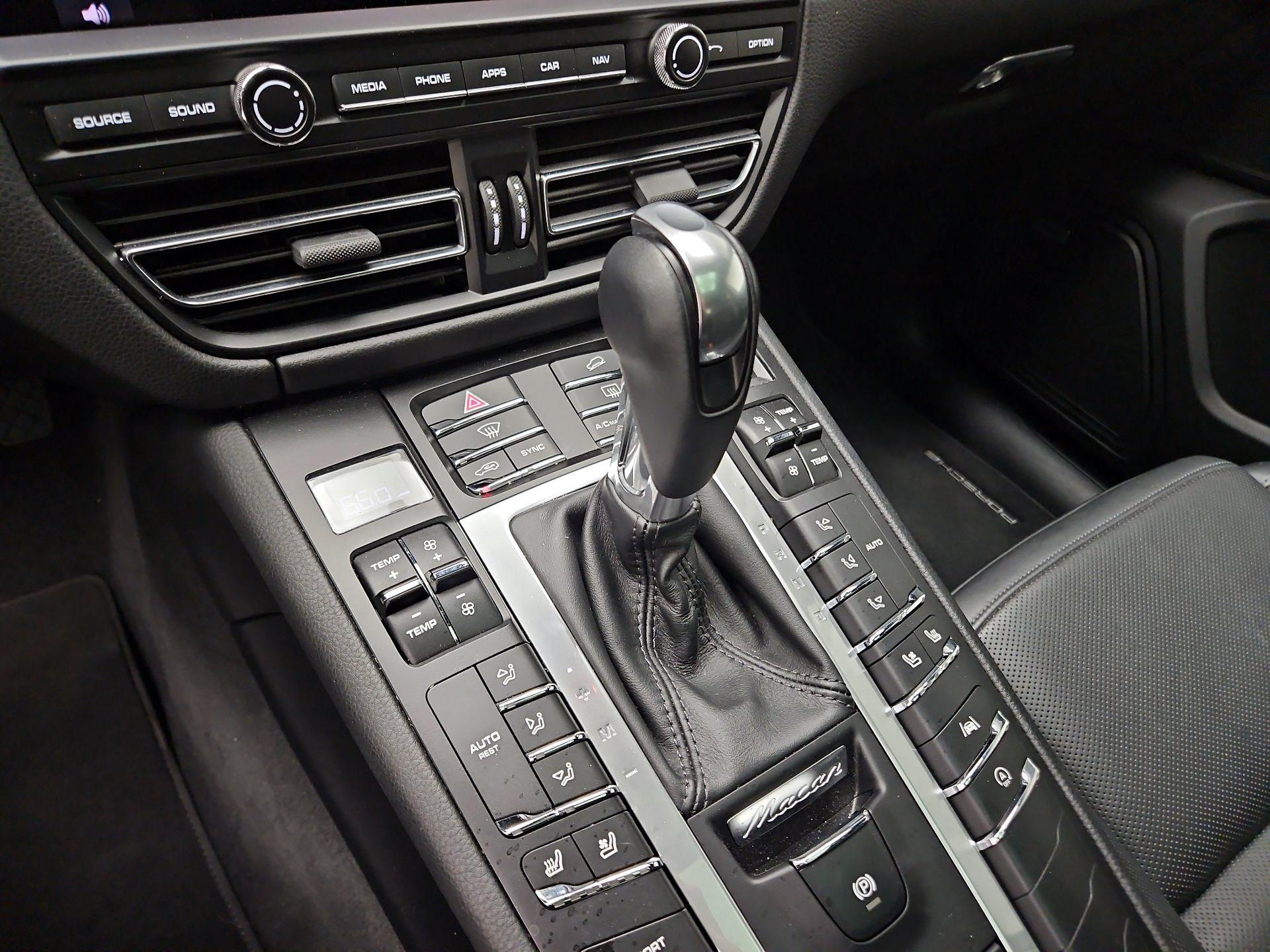 Thumbnail: 2021 Porsche Macan - 18