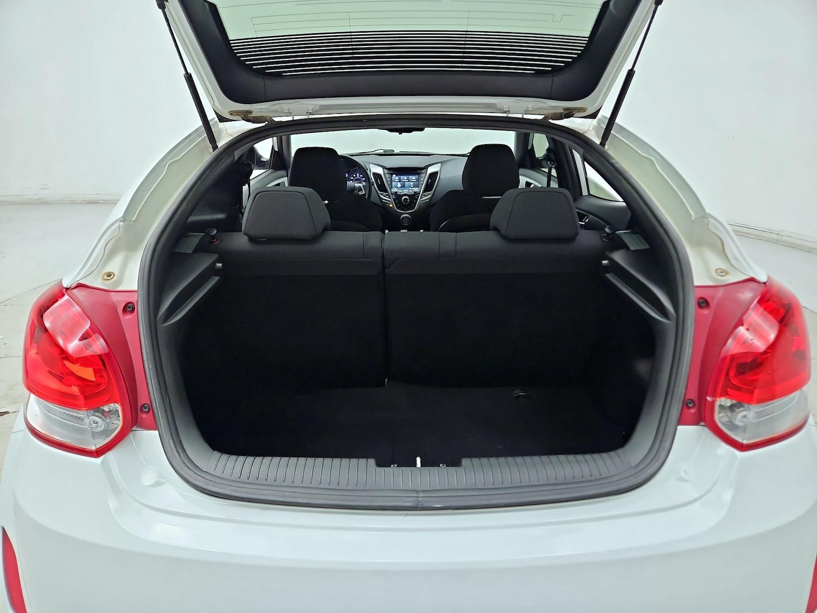 2014 Hyundai Veloster Base - Photo 21