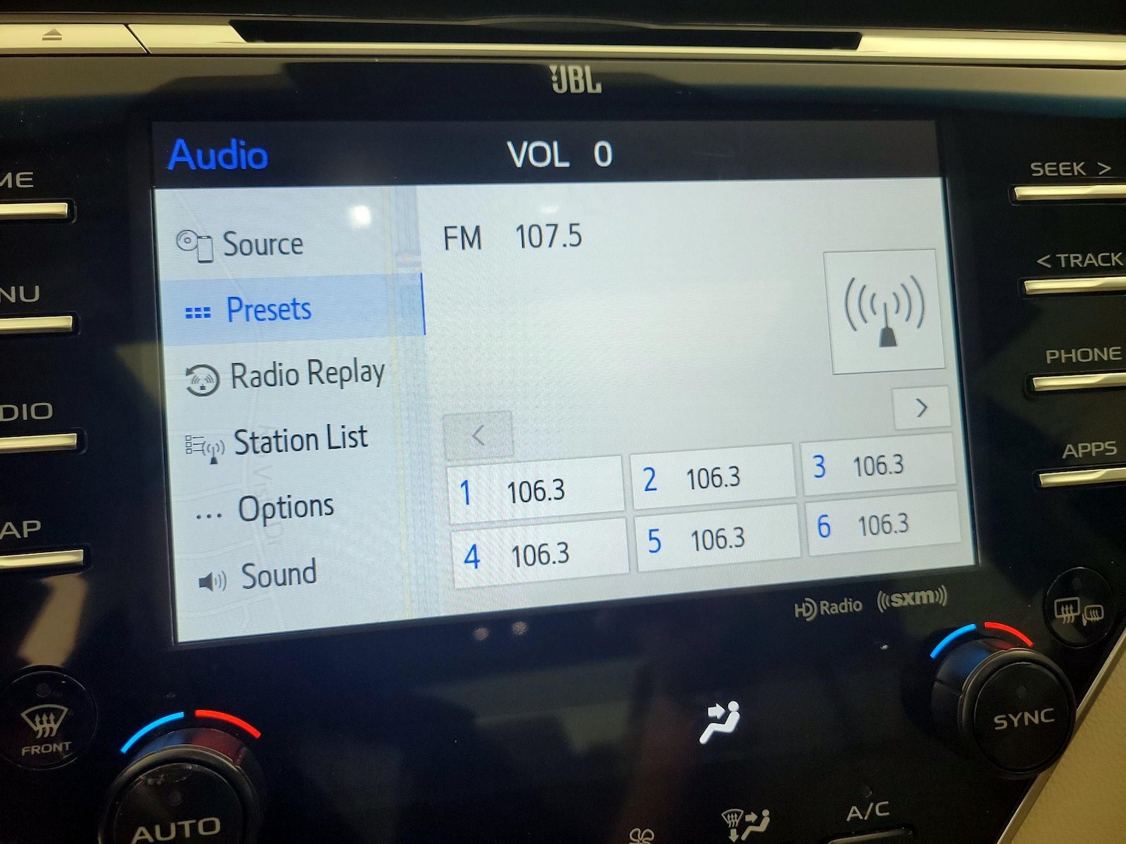 2018 Toyota Camry XLE - Photo 17