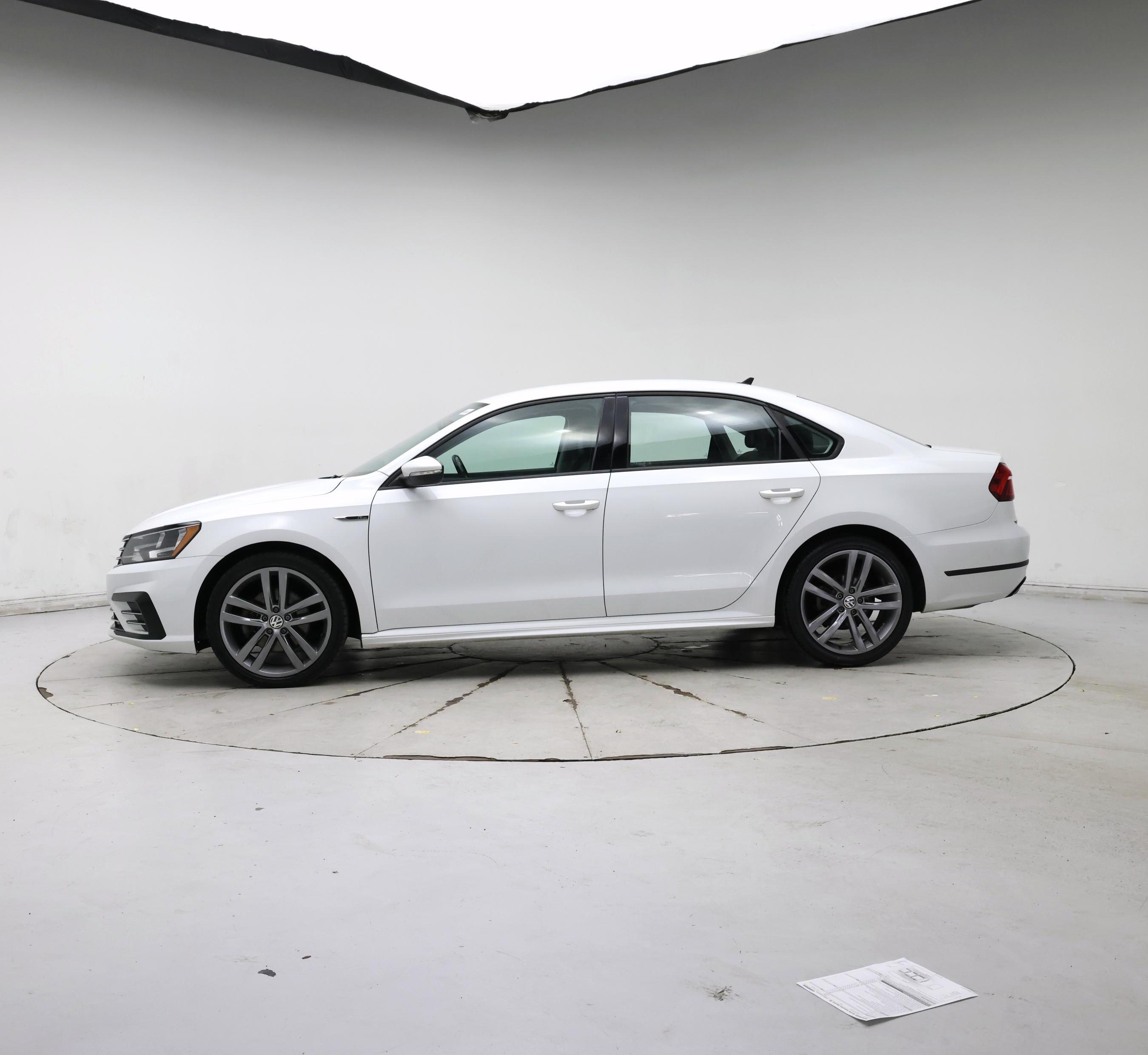 Thumbnail: 2018 Volkswagen Passat - 3