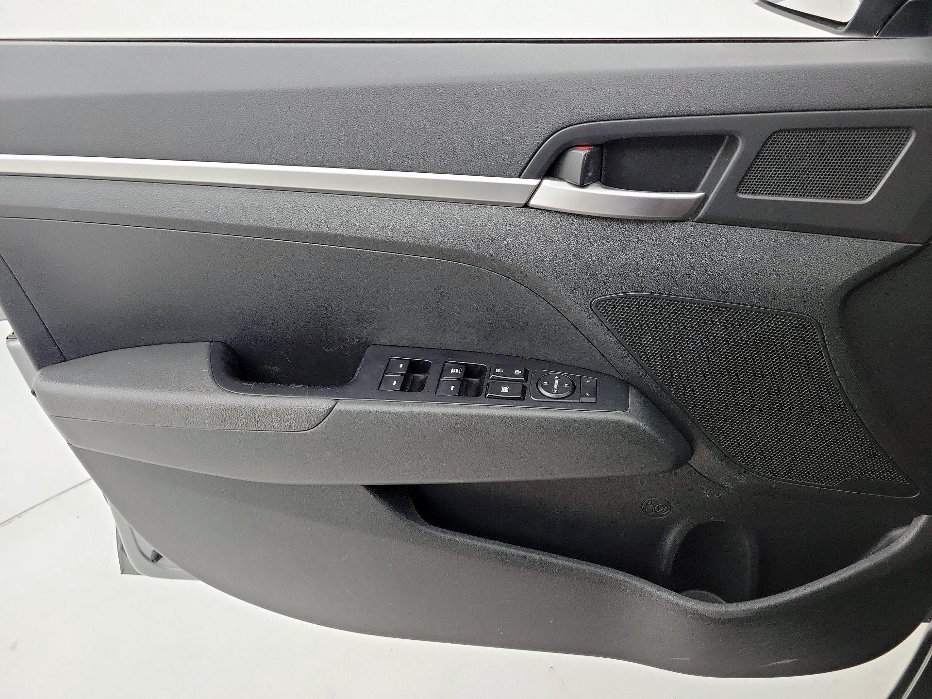 Thumbnail: 2019 Hyundai Elantra - 12