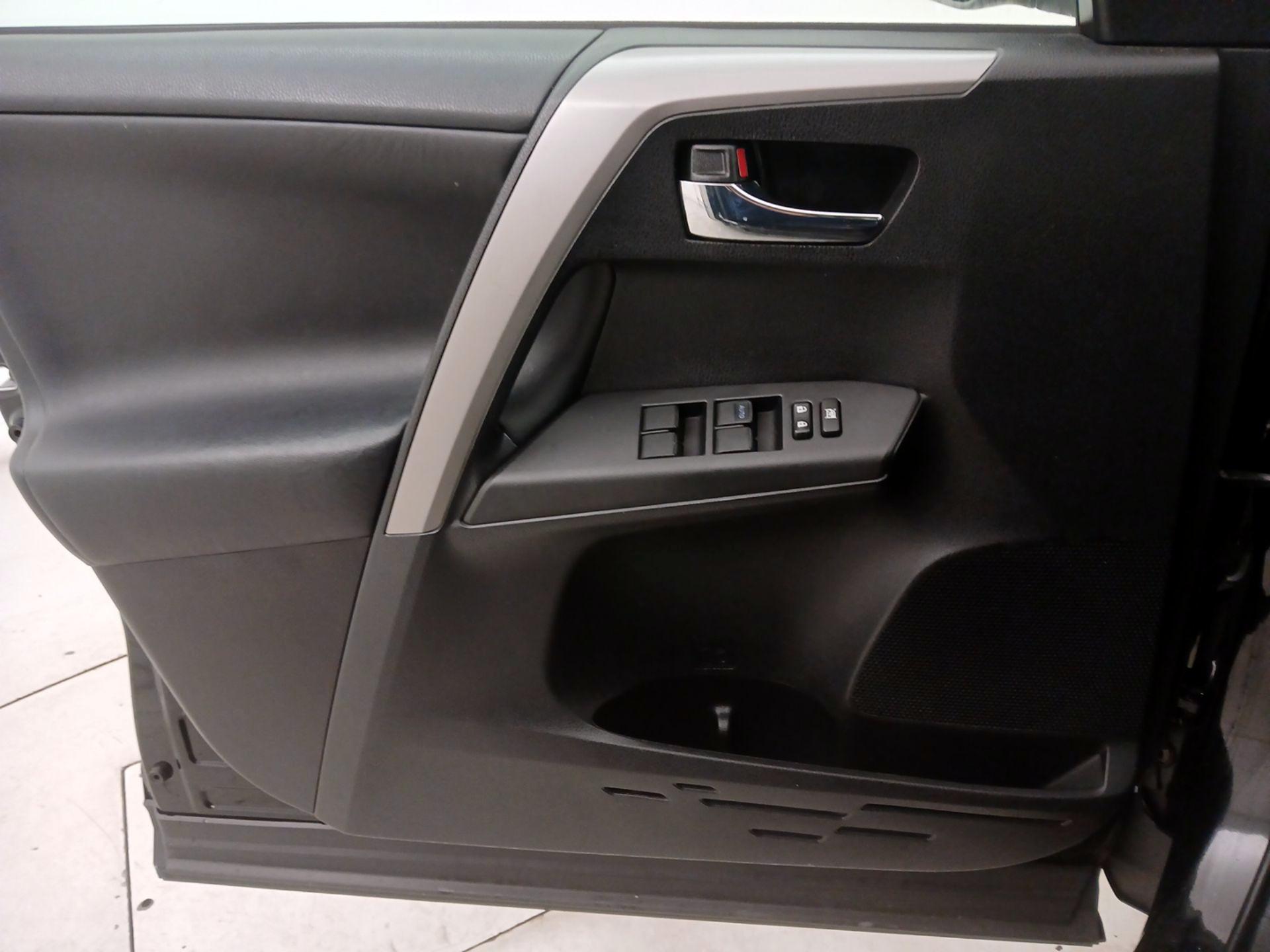 Thumbnail: 2016 Toyota RAV4 - 12