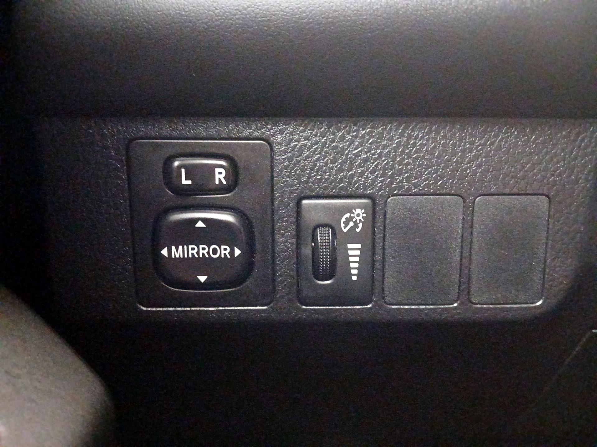 Thumbnail: 2016 Toyota RAV4 - 13