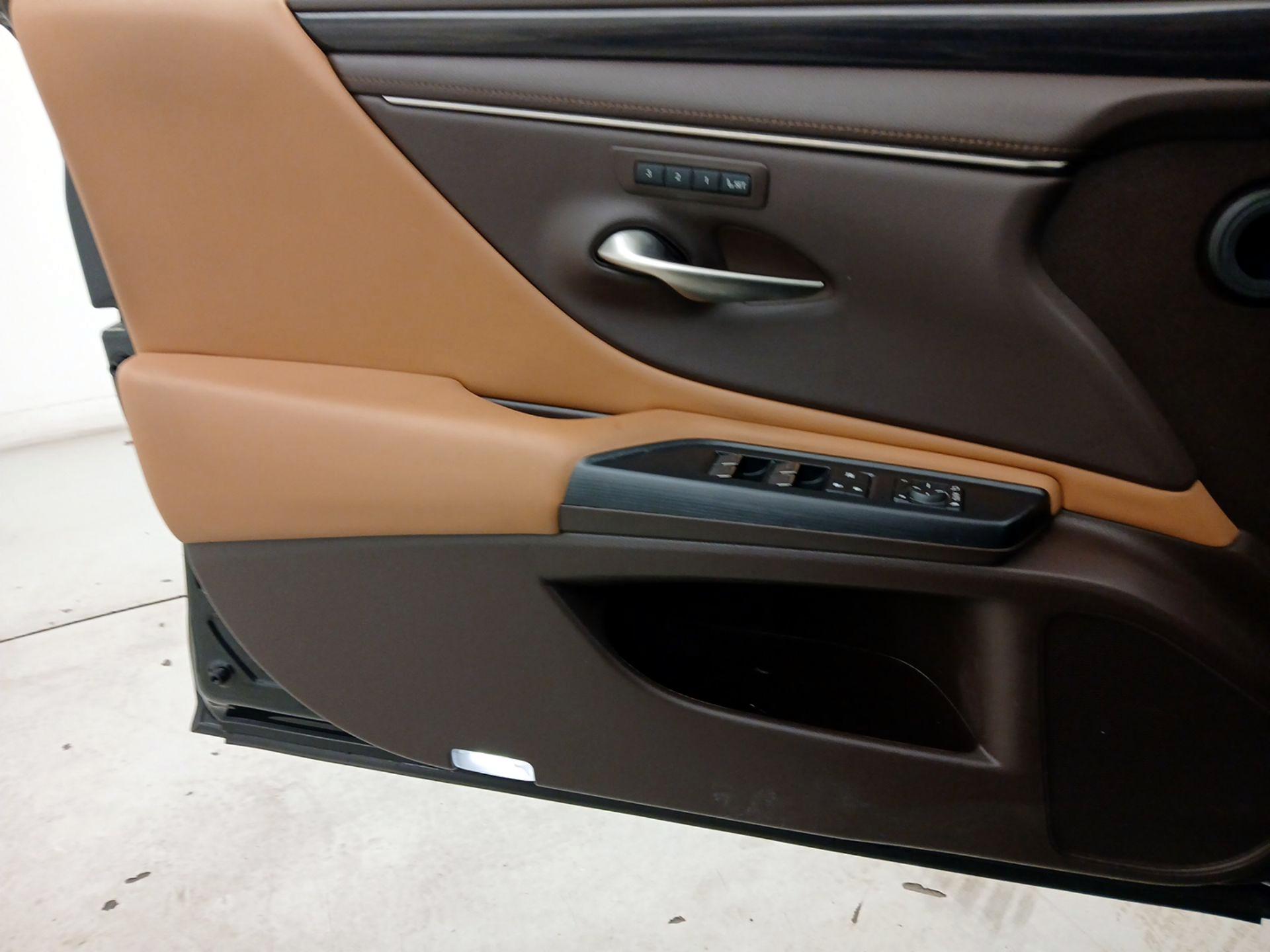 Thumbnail: 2021 Lexus ES - 12