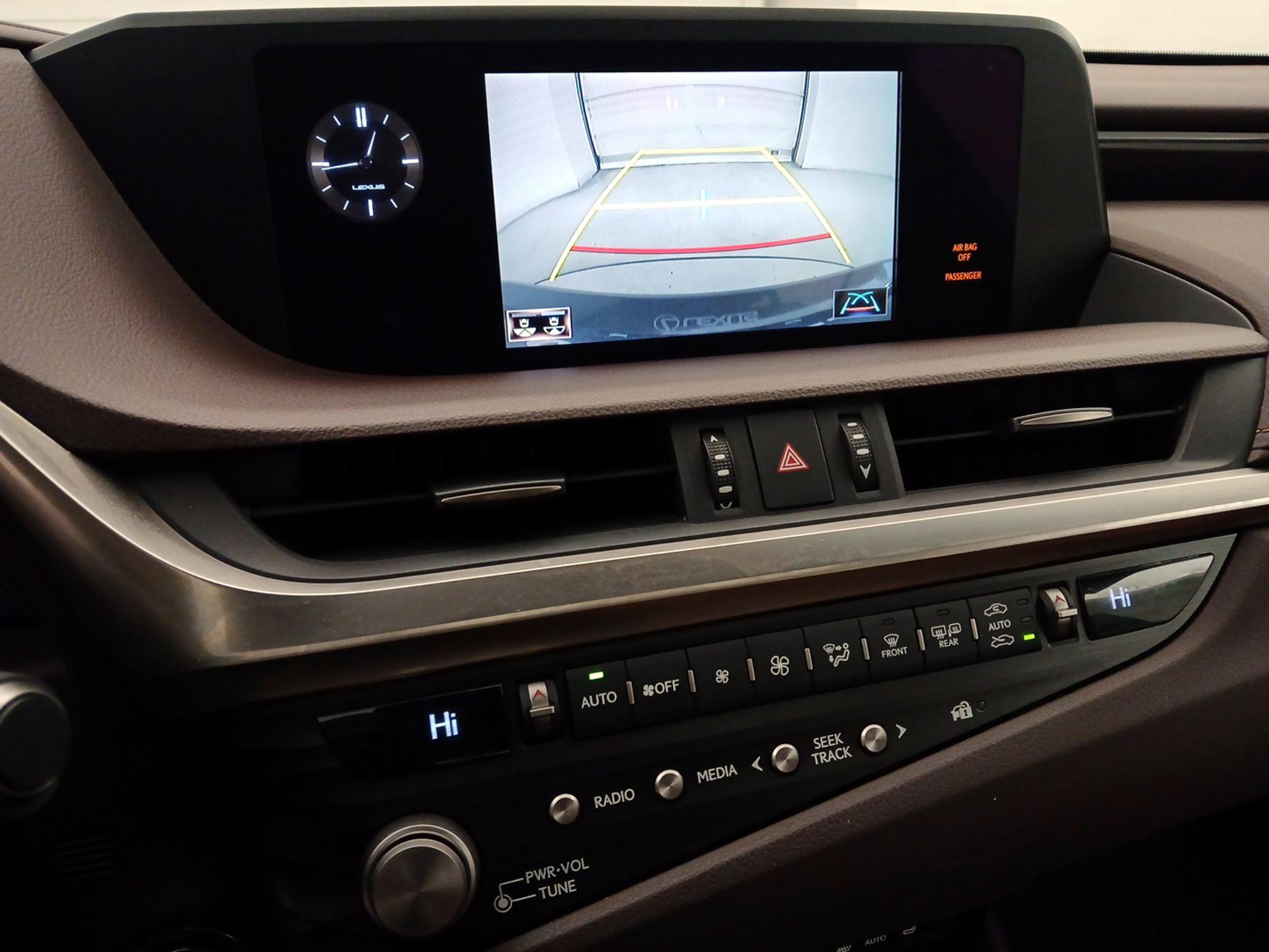 Thumbnail: 2021 Lexus ES - 14