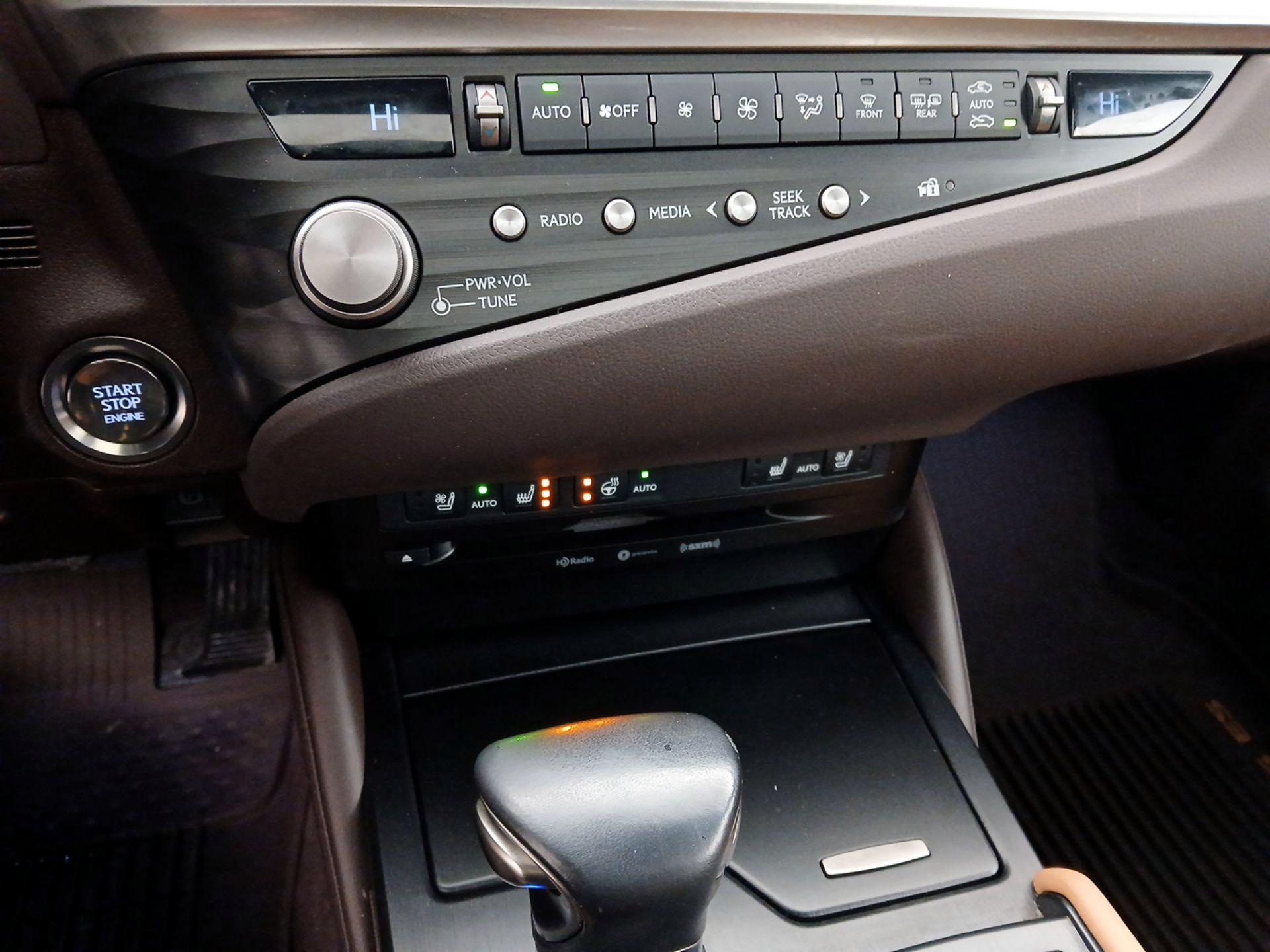 Thumbnail: 2021 Lexus ES - 16