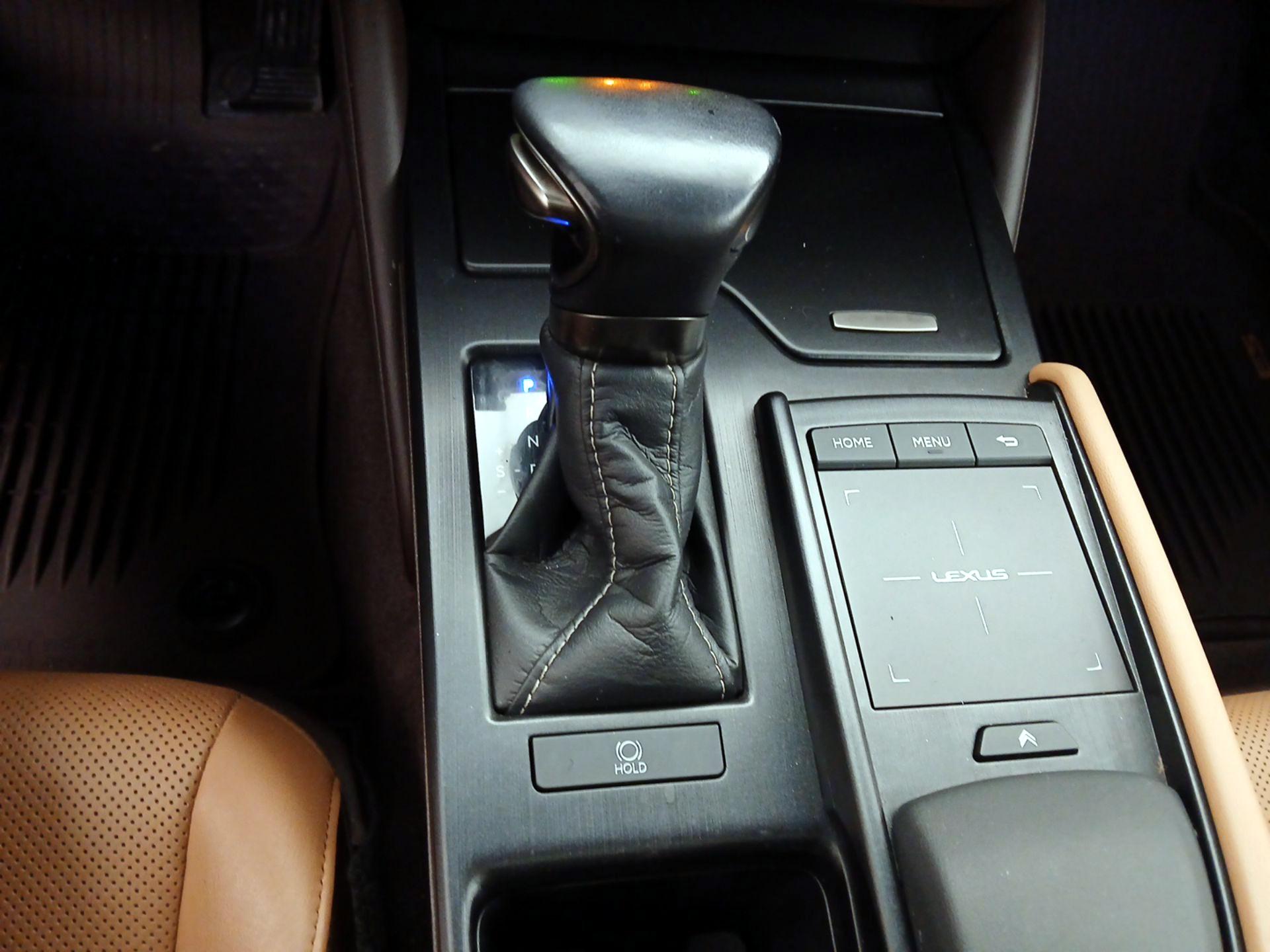 Thumbnail: 2021 Lexus ES - 17