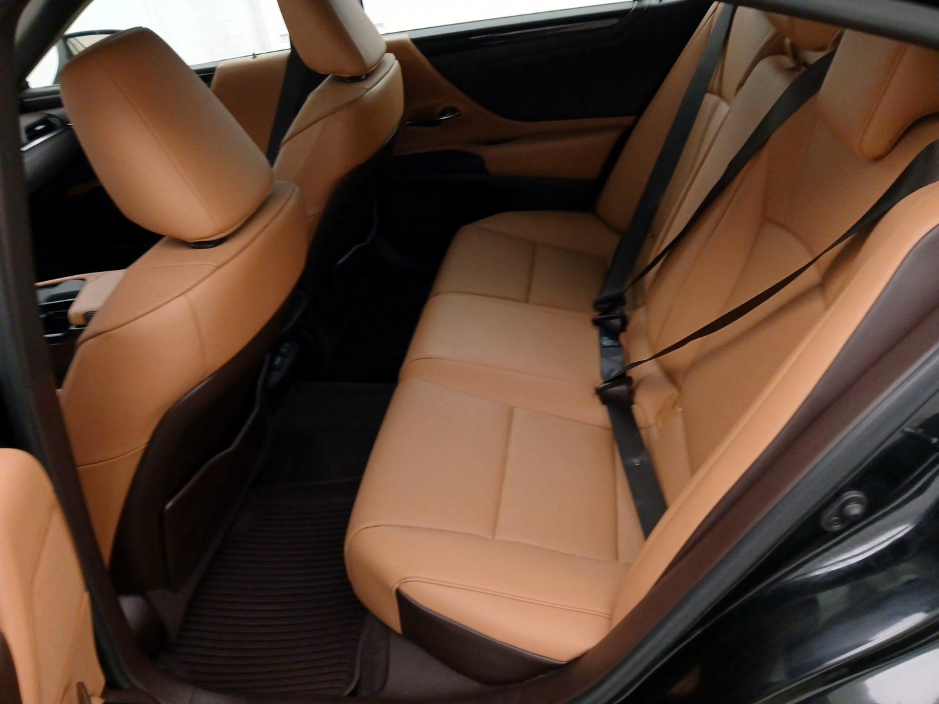 Thumbnail: 2021 Lexus ES - 20