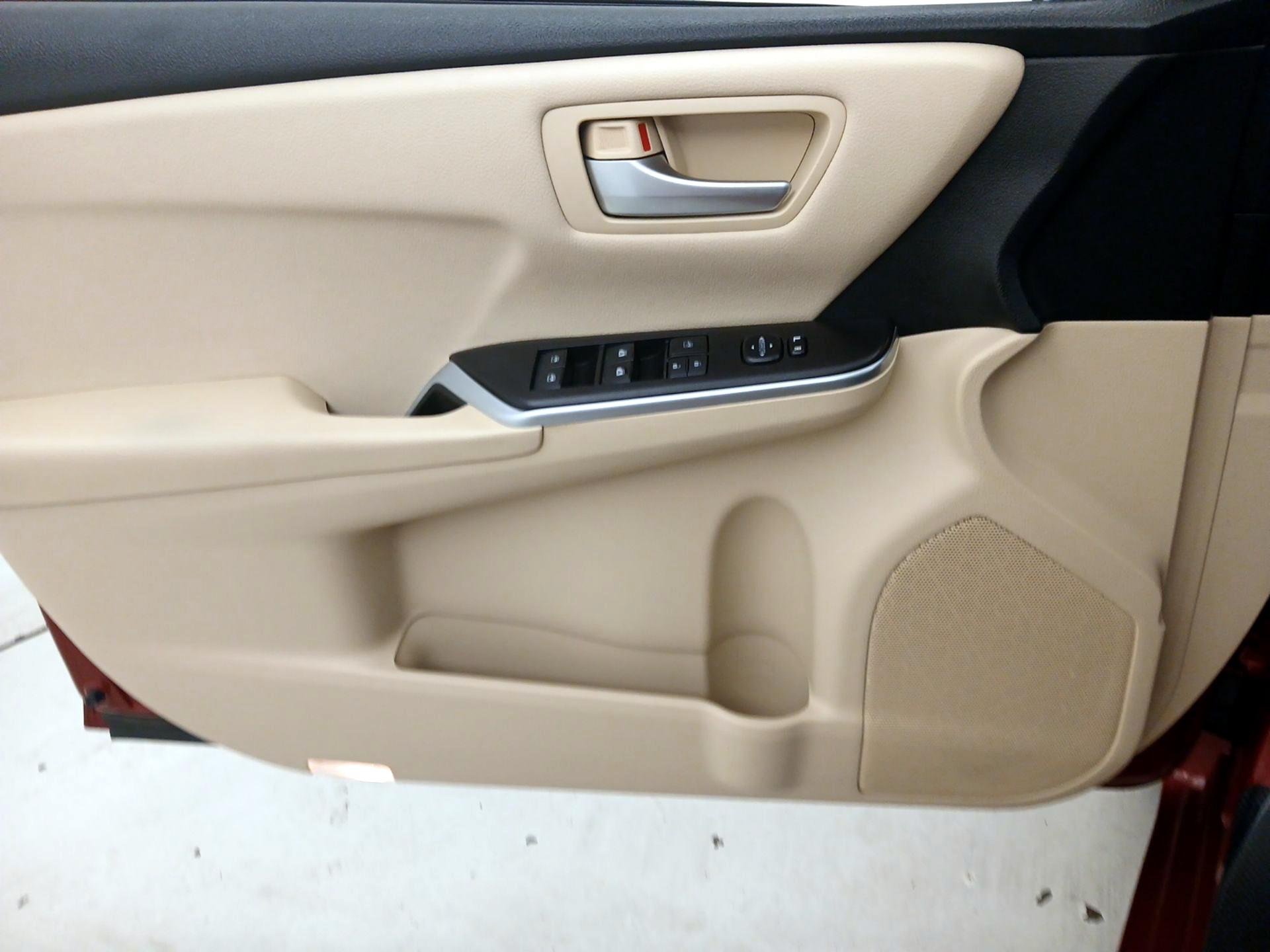 Thumbnail: 2016 Toyota Camry - 12