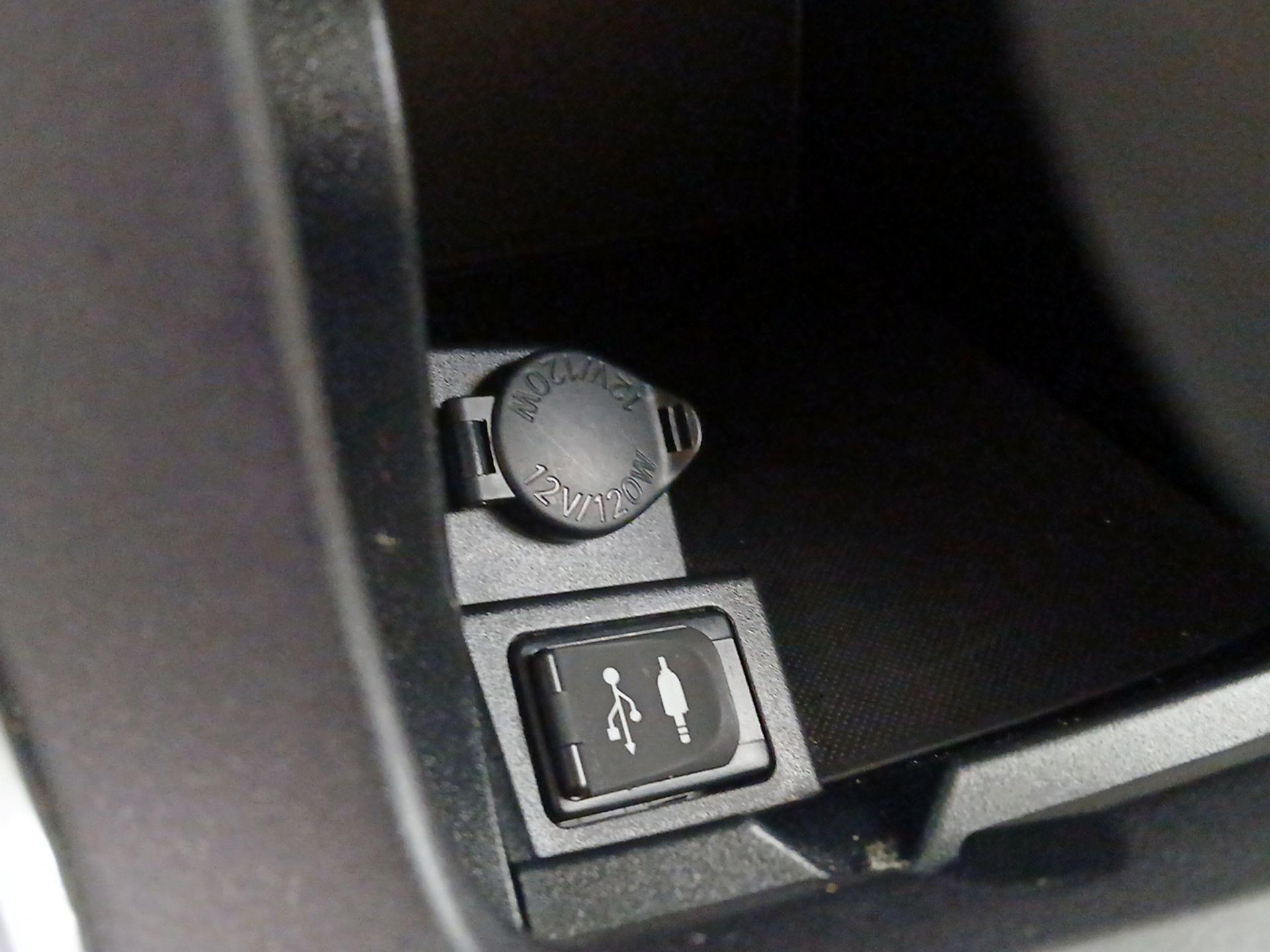 Thumbnail: 2016 Toyota Camry - 17