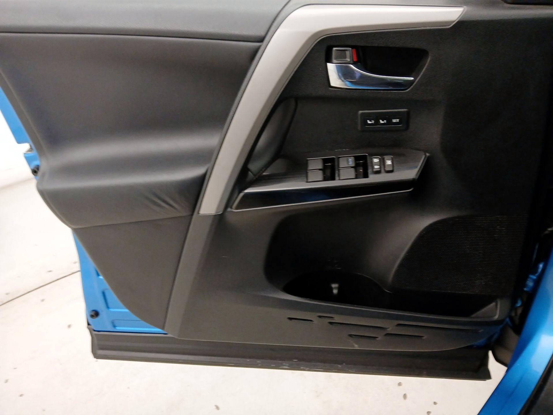 Thumbnail: 2017 Toyota RAV4 - 12