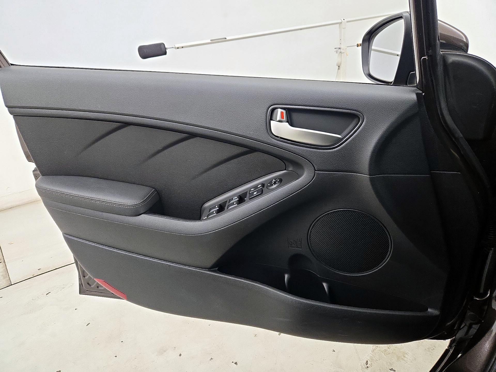 Thumbnail: 2018 Kia Forte - 12