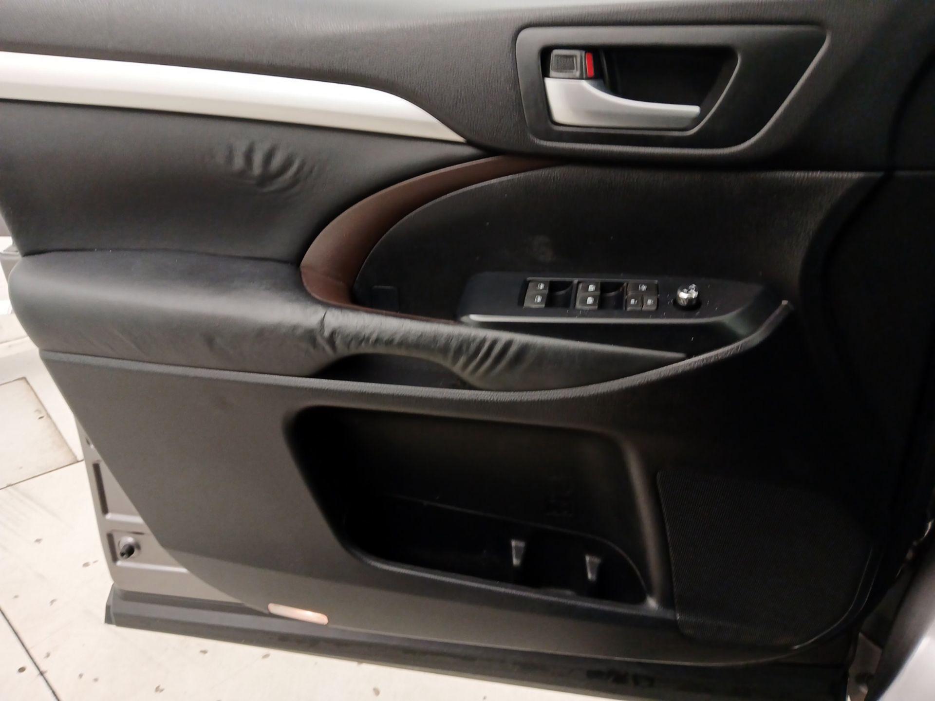 Thumbnail: 2015 Toyota Highlander - 12