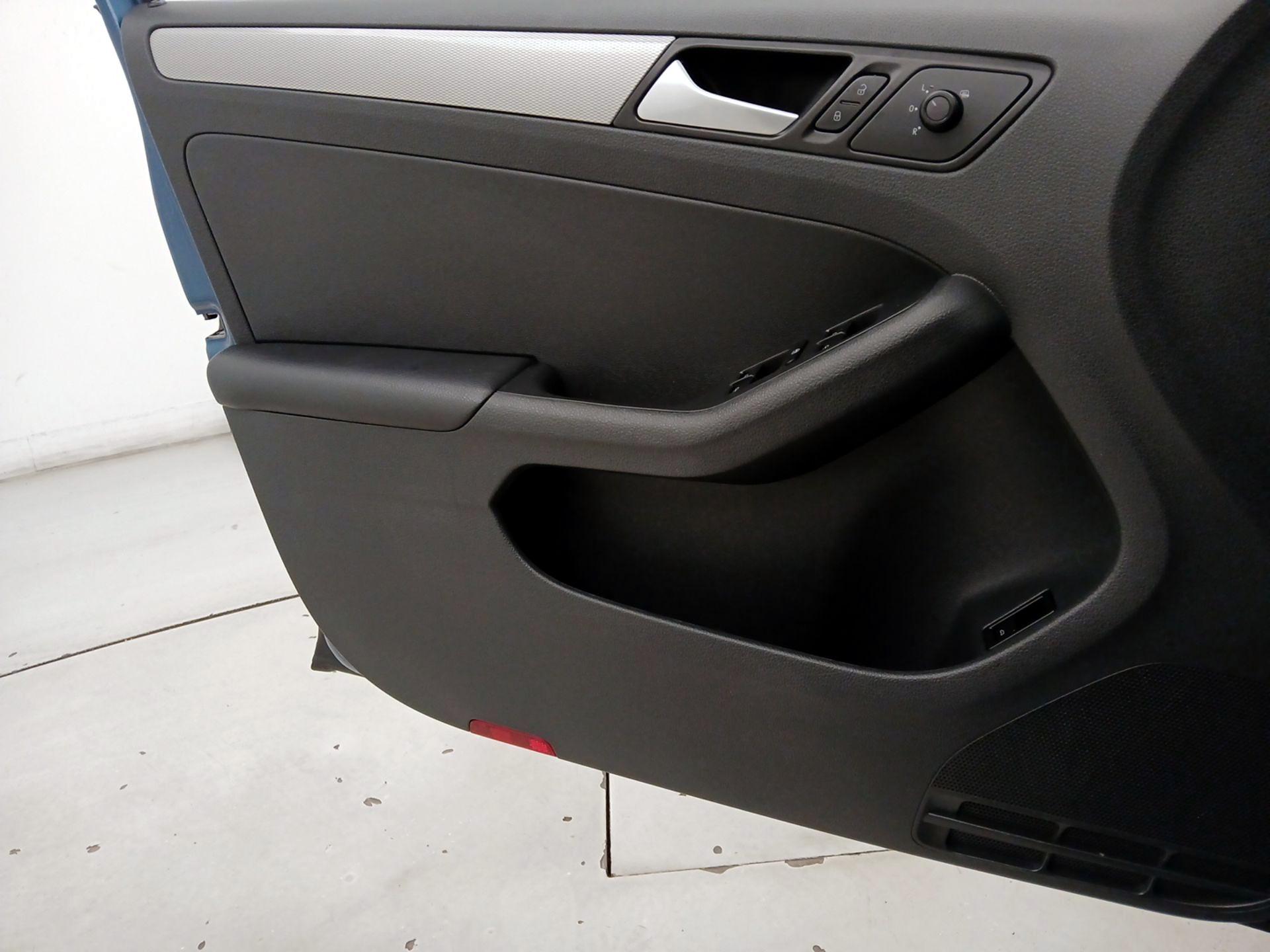 Thumbnail: 2017 Volkswagen Jetta - 12