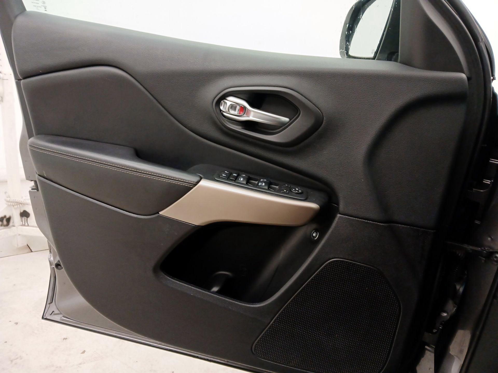 Thumbnail: 2018 Jeep Cherokee - 12