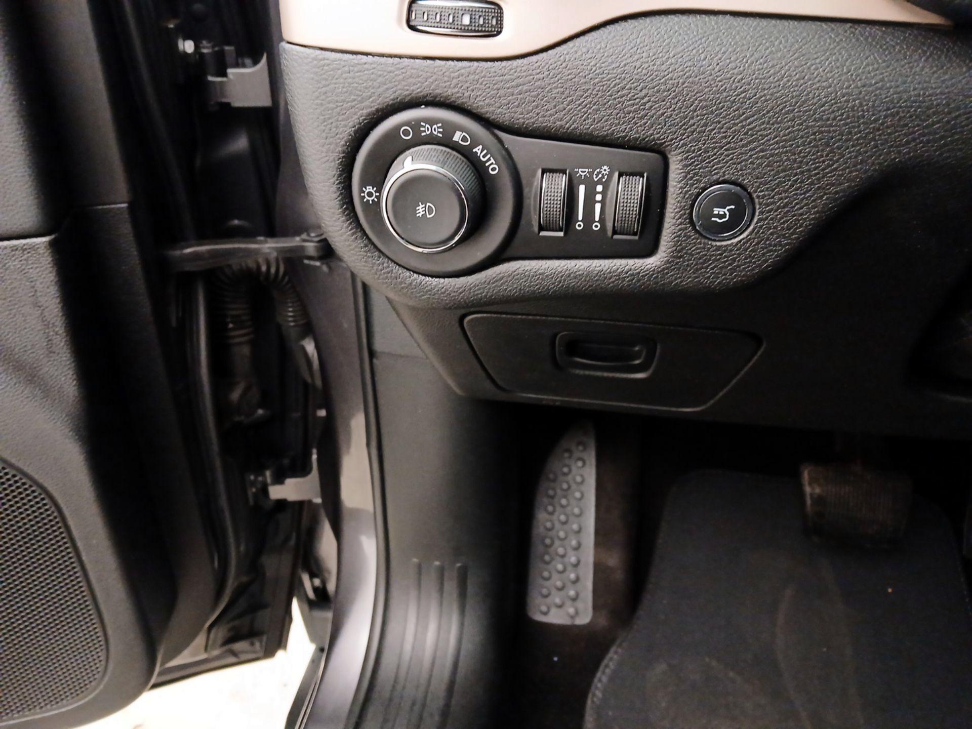 Thumbnail: 2018 Jeep Cherokee - 13