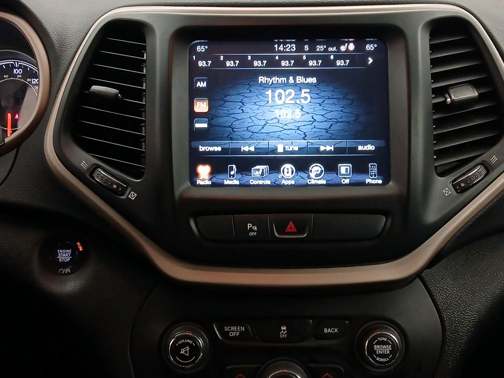 Thumbnail: 2018 Jeep Cherokee - 15