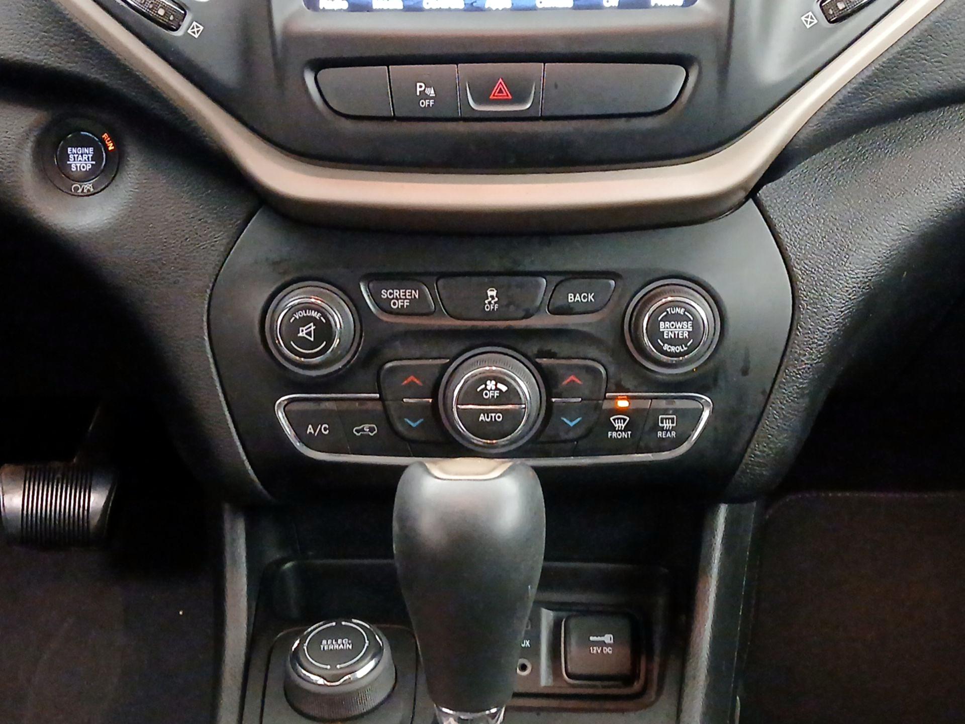 Thumbnail: 2018 Jeep Cherokee - 16