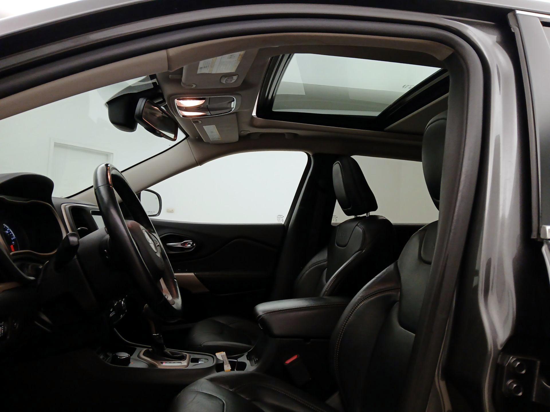 Thumbnail: 2018 Jeep Cherokee - 19