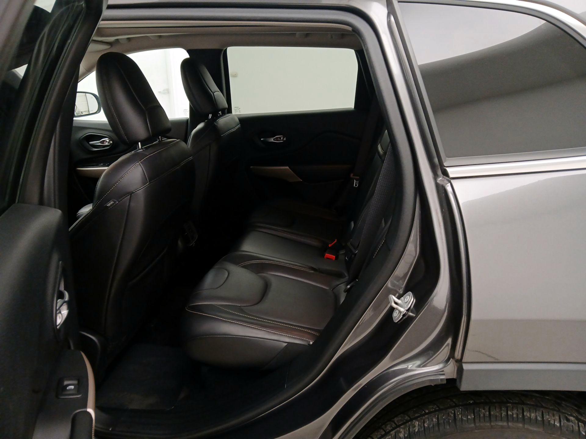 Thumbnail: 2018 Jeep Cherokee - 20