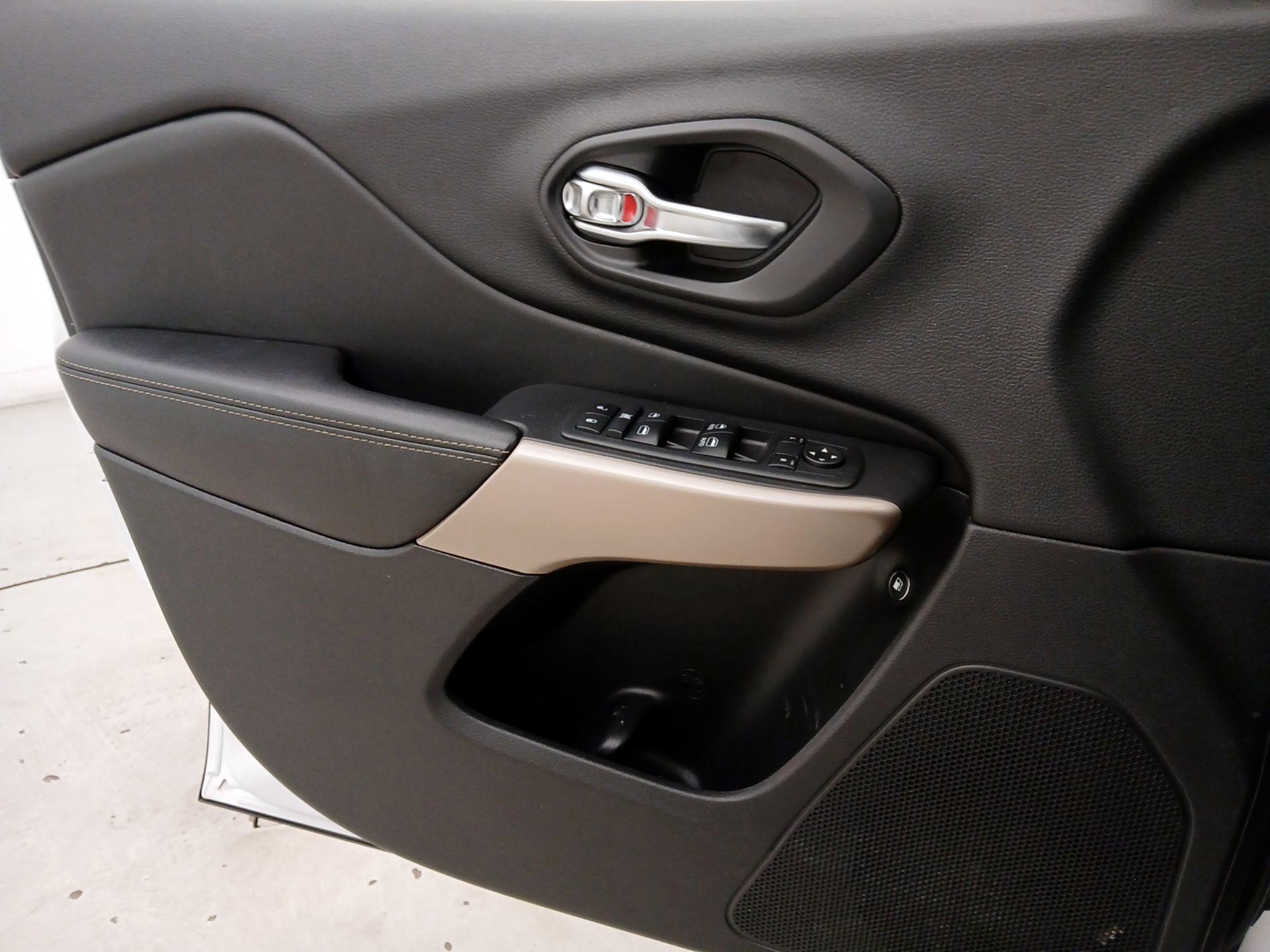 Thumbnail: 2018 Jeep Cherokee - 12