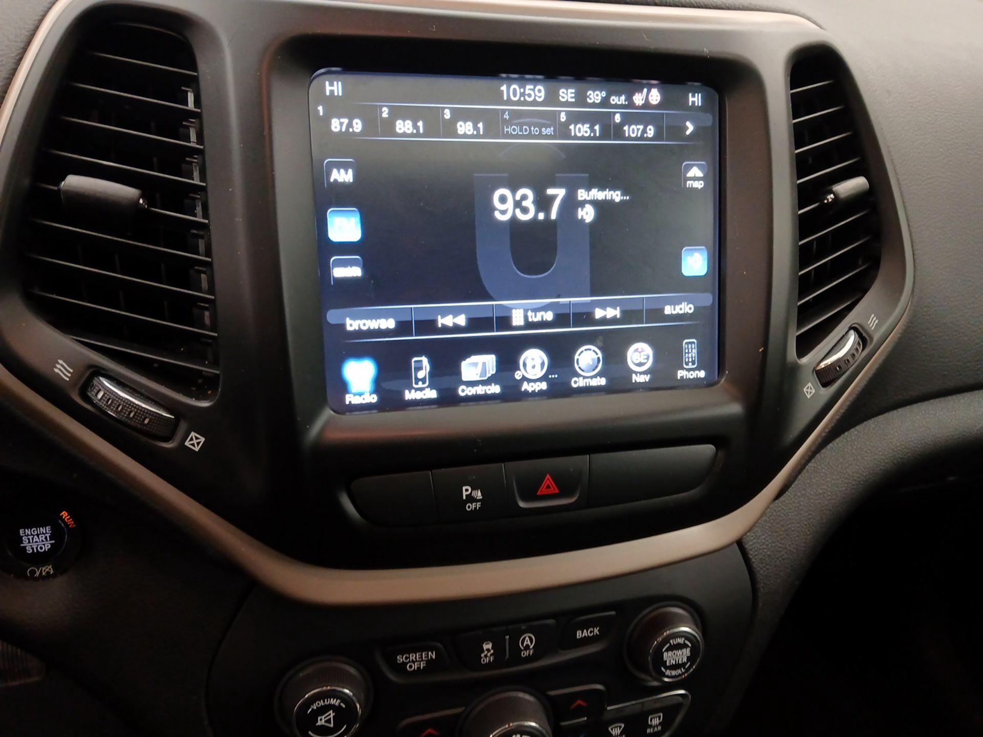 Thumbnail: 2018 Jeep Cherokee - 16