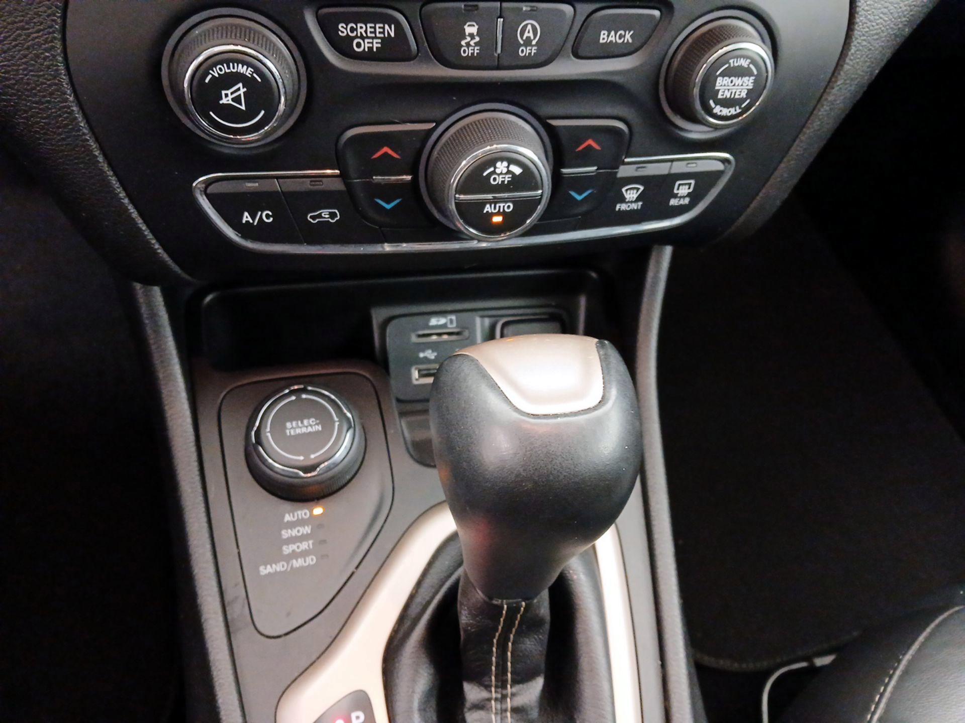 Thumbnail: 2018 Jeep Cherokee - 17