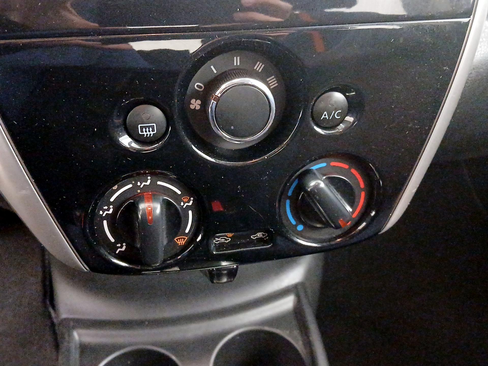 Thumbnail: 2015 Nissan Versa Note - 16