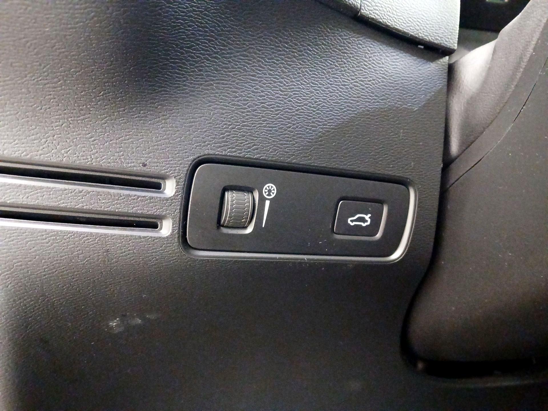 Thumbnail: 2021 Volvo XC40 - 13