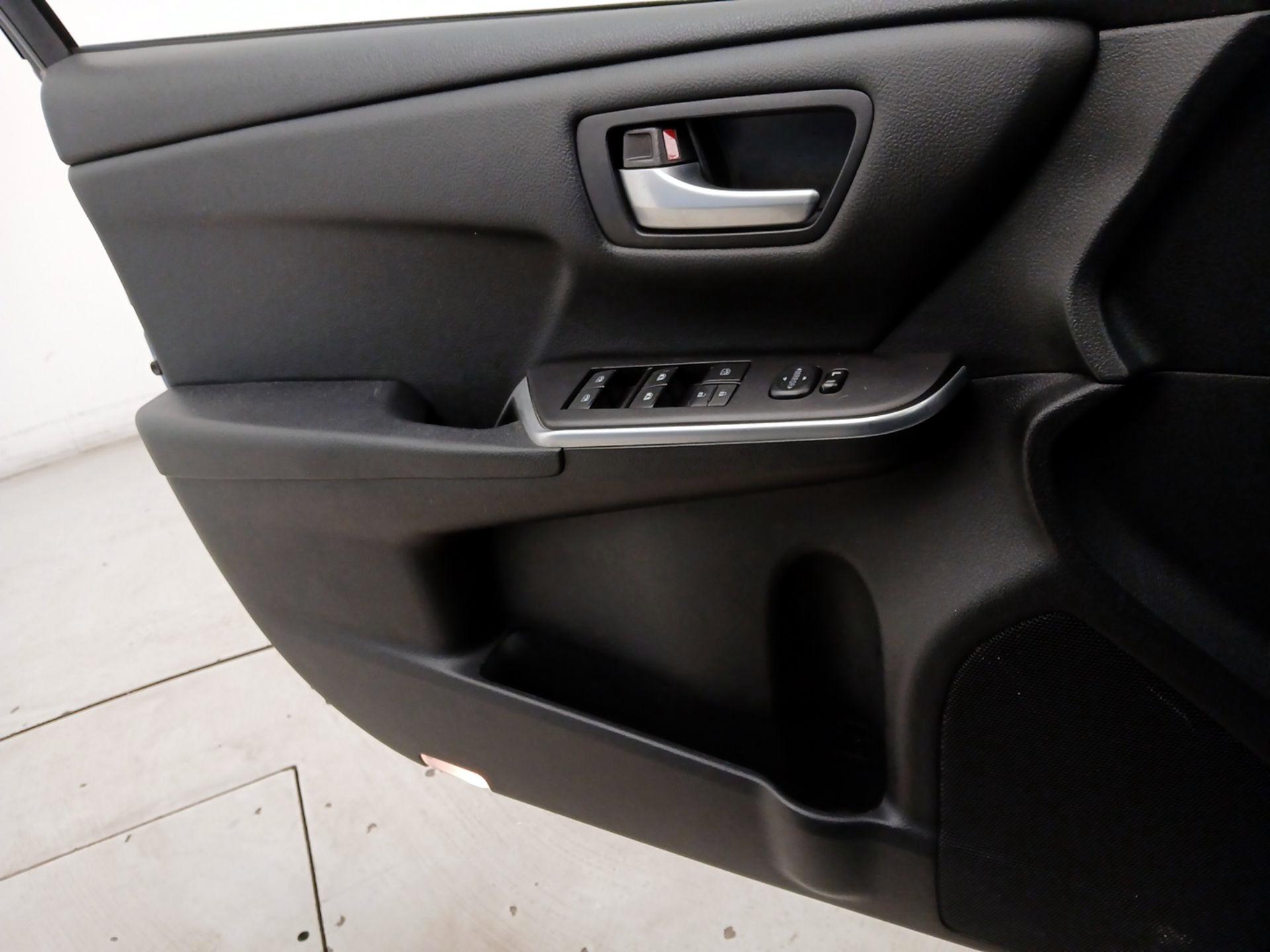 Thumbnail: 2016 Toyota Camry - 12