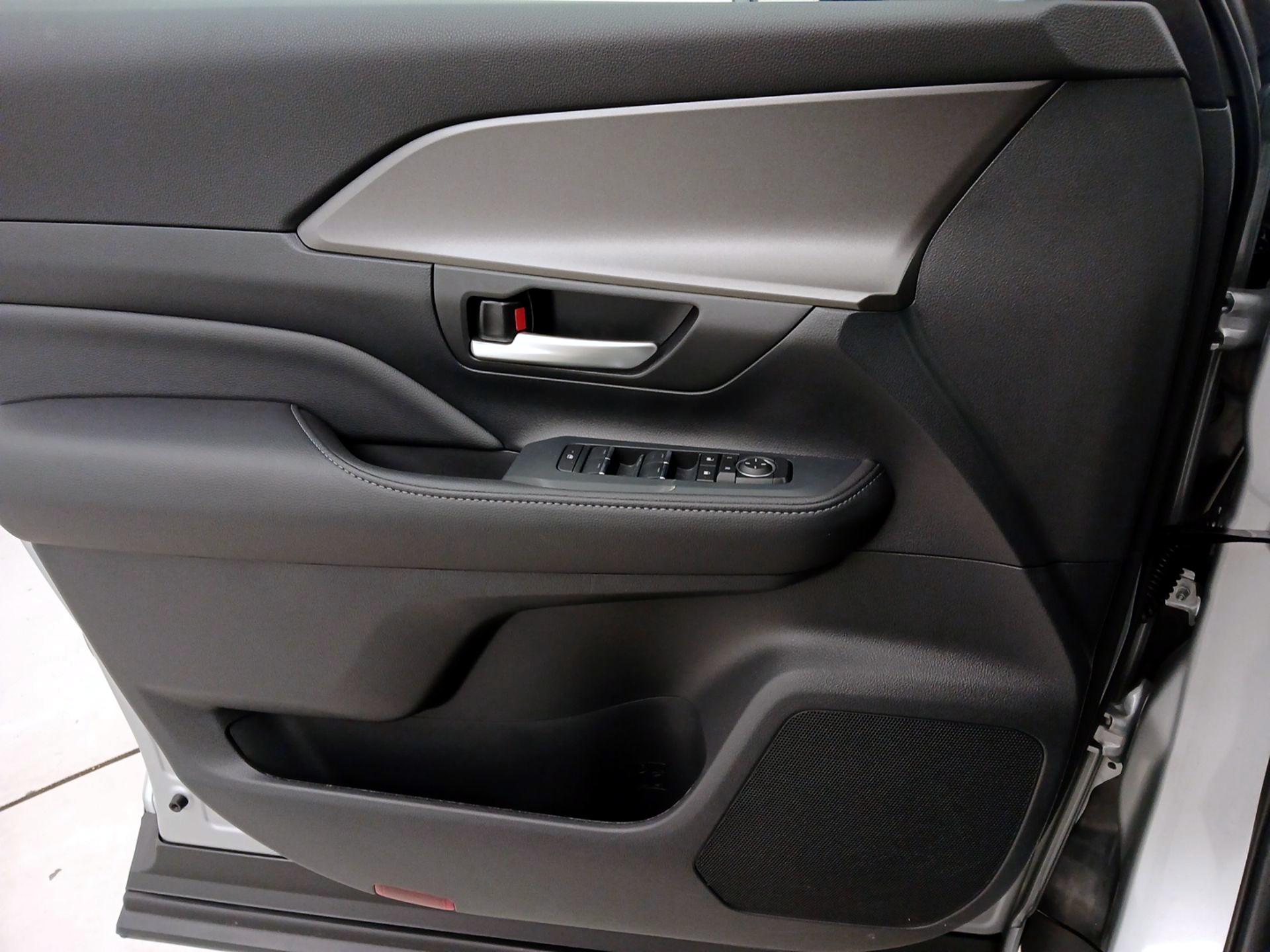 Thumbnail: 2025 Toyota Grand Highlander - 12