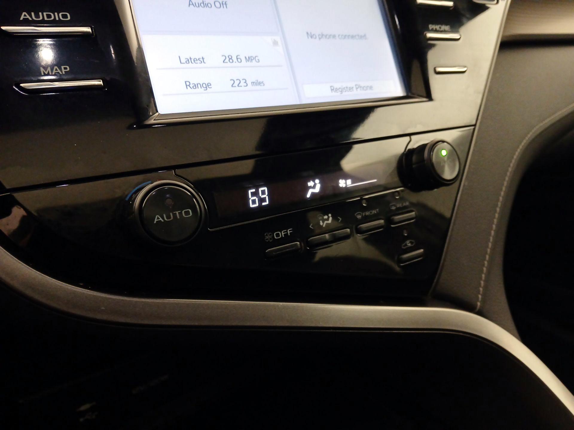 Thumbnail: 2019 Toyota Camry - 16