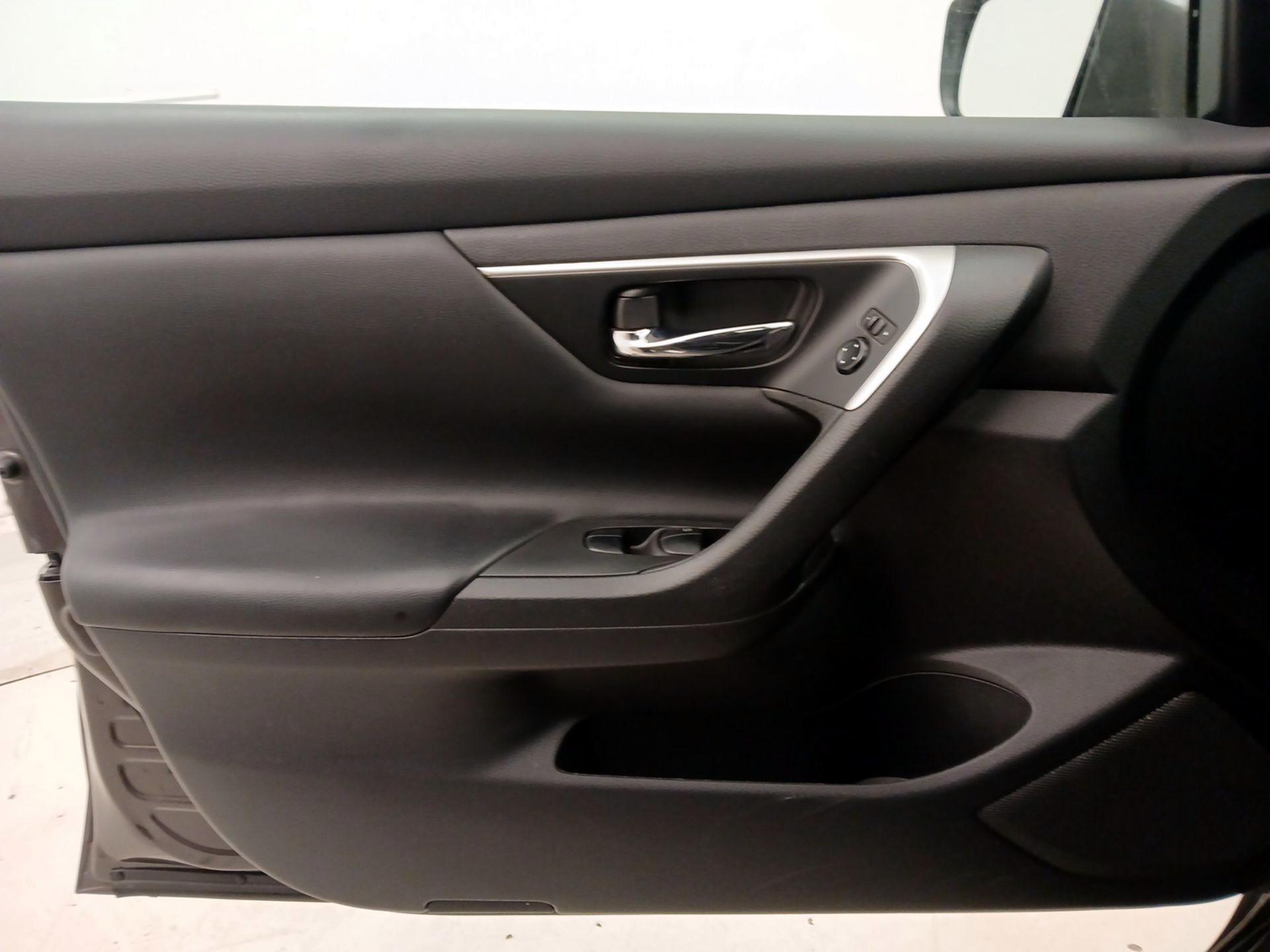 Thumbnail: 2016 Nissan Altima - 12