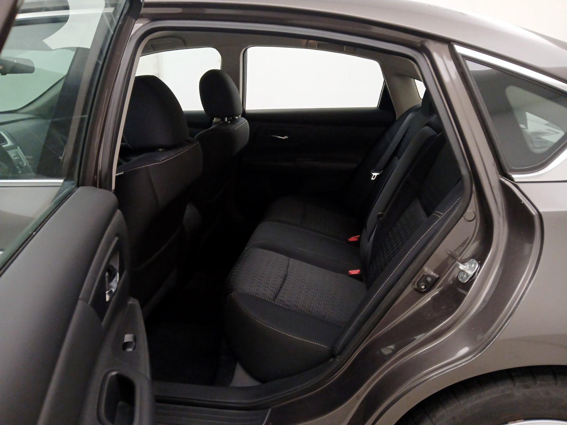 Thumbnail: 2016 Nissan Altima - 19