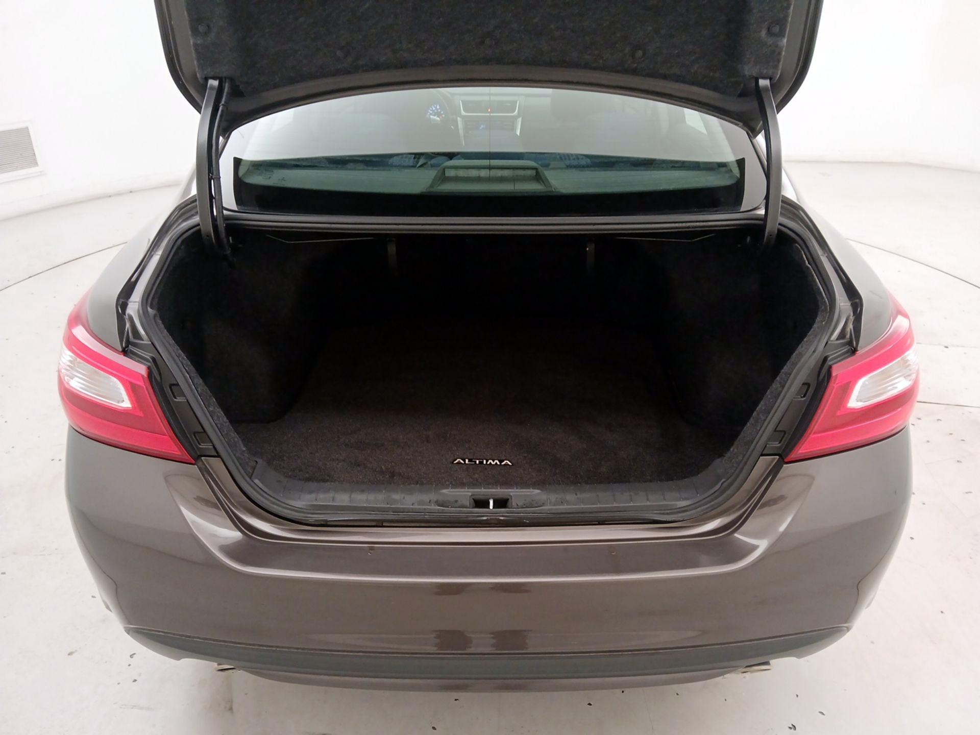 Thumbnail: 2016 Nissan Altima - 20